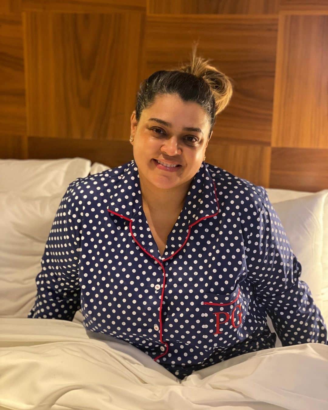 Preta Gilのインスタグラム：「Bora dormir pra começar bem a semana de trabalho em São Paulo !!!! @renaissancesaopaulo. Uma boa semana pra todos, se cuidem muito, usem máscara 🙏🏽❤️!!!! Foto do meu amor @rodrigogodoy_ ps: já usando os novos produtos da rotina de skincare que escolhi hoje na @sephorabrasil !!!! Amei @mr.pedrorocha @cataldo__jr !!! #pretasendopreta」