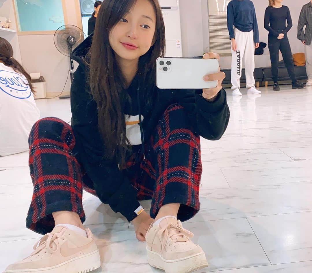 ヘリンのインスタグラム：「춤추고싶군😳🤔🤪」