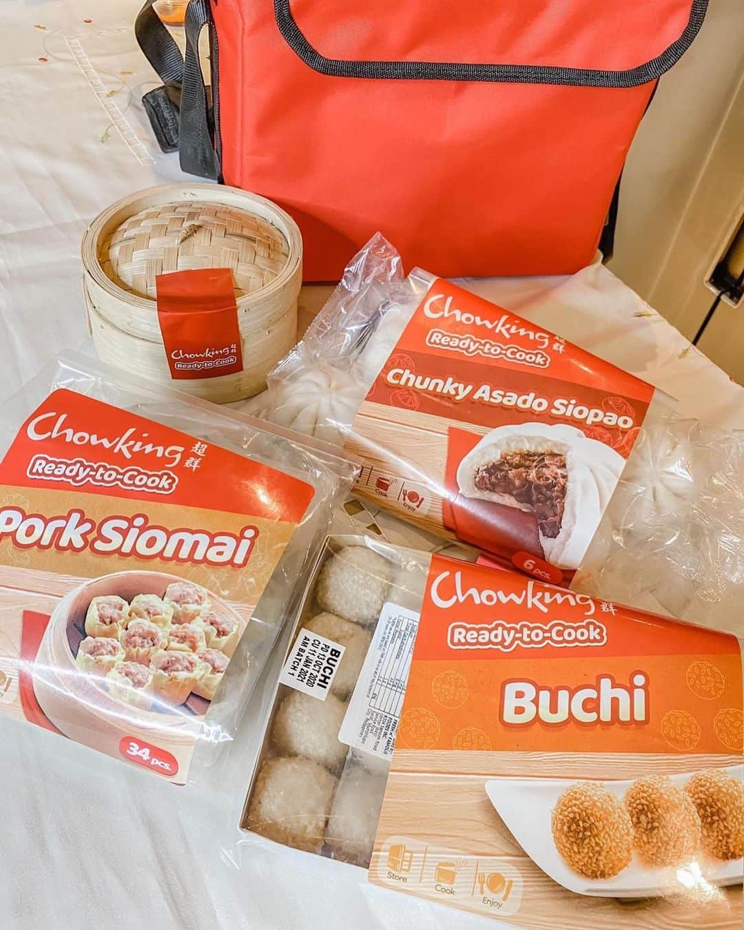 Kim Chiuさんのインスタグラム写真 - (Kim ChiuInstagram)「Your CHOWKING FAVORITES now available on #READYTOCOOK ❤️ perfect to whenever I crave for #chowkingsiopao #chowkingsiomai and the #chowkingbuchi pwede ko na siyang kainin anytime I want plus I can prepare it myself easy to cook lang, meron ka ng Chef Quality recipes in your own home!!❤️ You can order through GrabFood, FoodPanda, LalaFood, Chowking Hotline Delivery, Website and Take-Out :) @chowkingph」11月30日 14時23分 - chinitaprincess