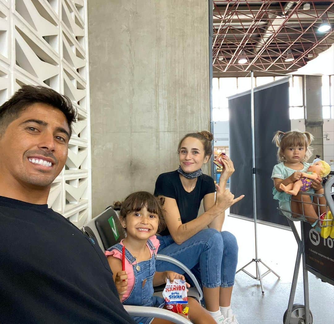 ミグエル・プッポのインスタグラム：「Depois de 363 dias em casa, chegou a hora de voltar ao trabalho👊 Só tenho que agradecer a Deus pelos momentos especiais que vivi com as minhas meninas🌸🌸🌸Te amo @tiedttiedt e nos vemos daqui um tempinho😁 #Partiu #Deusnocomando」