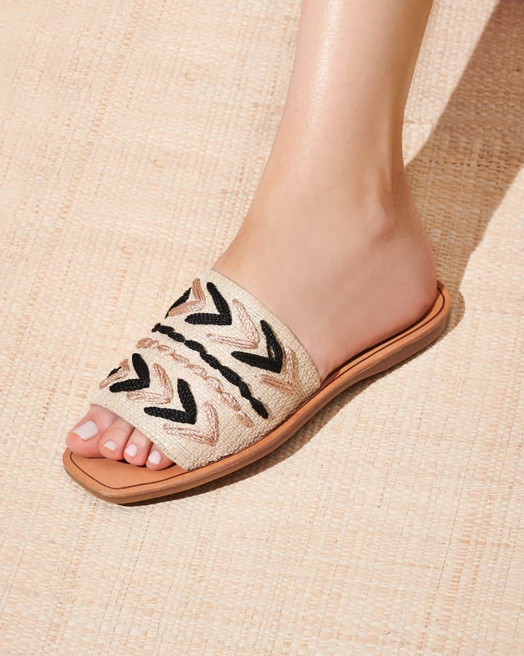 Santa Lollaのインスタグラム：「Essa flat ganhou bordados especiais em seu cabedal de linho, bem ao estilo boho chic. [ 02B0.2D33.0012.0001 • R$169,90 ] #santalollaverao21 #newnatural #handmade #embroidery」