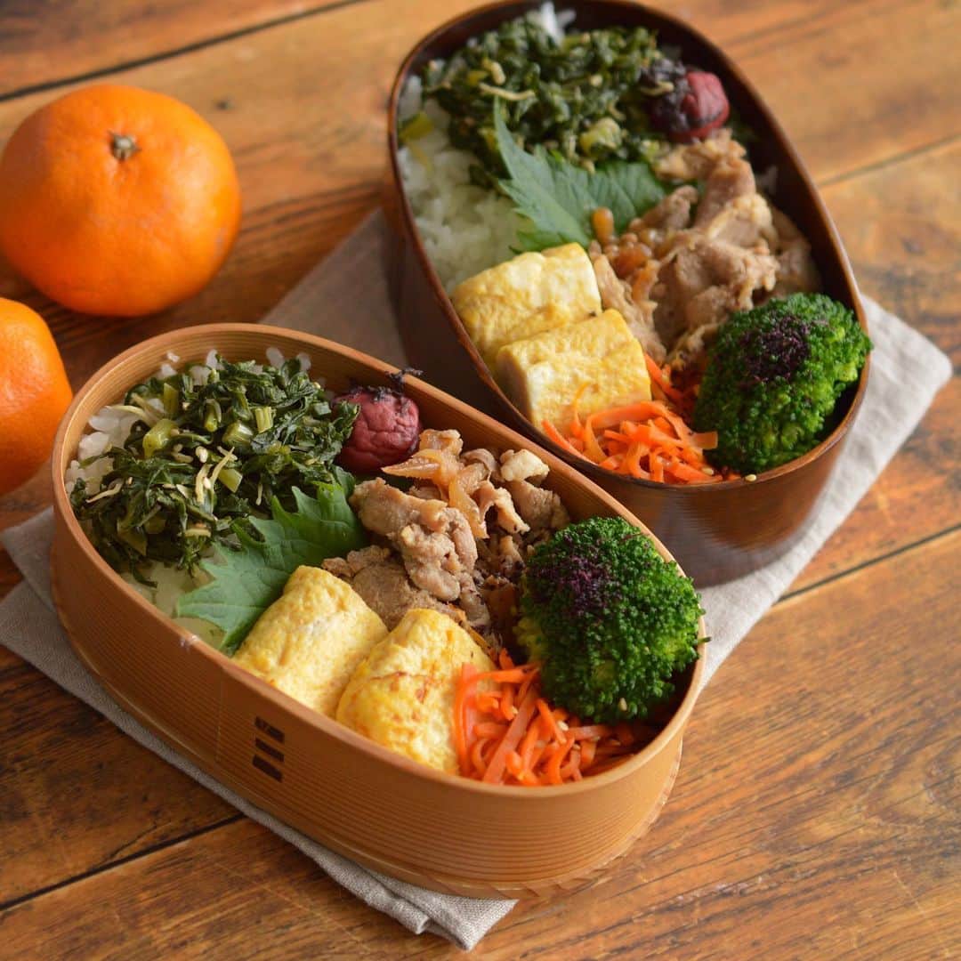 yukiyoのインスタグラム：「2020.11.30* ・ 今日のお弁当 ・ 大根葉炒め、梅干しごはん 玉子焼き 豚こま甘辛焼き 人参ごま炒め ブロッコリーゆかり和え ・ みかん 写って無いけどお湯を入れるお味噌汁 ・ ・ 寝坊しました弁当 明日は早く起きて走ろう ・ ・ #お酒飲むと起きられない #月火水木禁酒の習慣がすっかり身についた #日曜日もやめるかなぁ ・ #お弁当 #obento #bento #lunch #lunchbox #onthetable #japanesefood #暮らし #曲げわっぱ #lin_stagrammer #ロカリ #おうちごはんLover  #IGersJP」