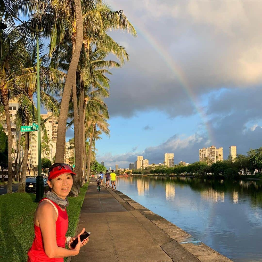 飯島寛子さんのインスタグラム写真 - (飯島寛子Instagram)「早朝ランニング 虹のご褒美も嬉しいです！ #虹　#ハワイランニング　#ハワイ暮らし #日曜日朝　 朝活」11月30日 9時11分 - hirokoiijima