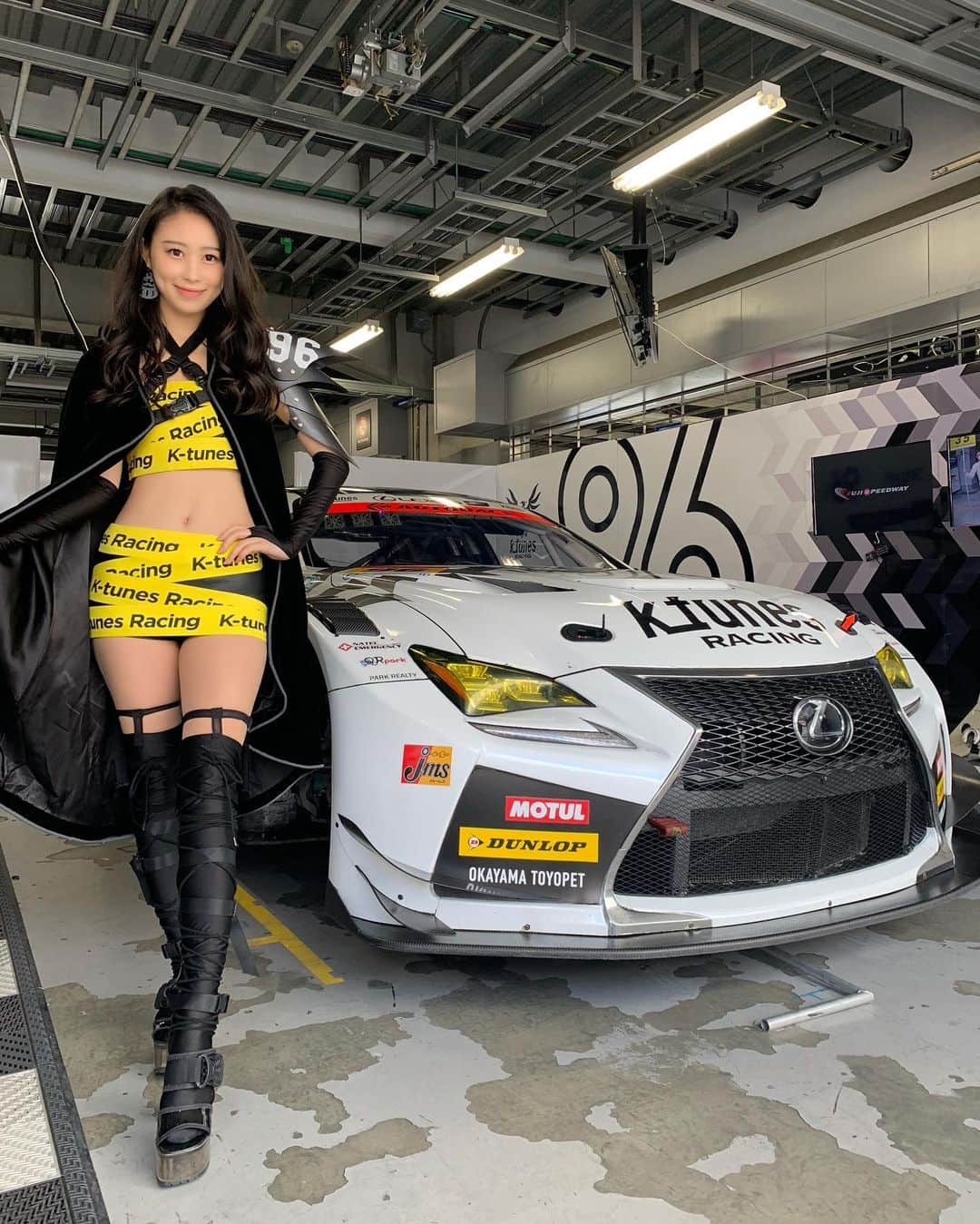 のインスタグラム：「皆さん1年間96号車の応援ありがとうございました。﻿ スーパーGT最終戦無事に終了しました。﻿ ﻿ 新体制で挑んだ今シーズンは、コロナを含め、様々な困難があり悔しい思いもしましたが、無事にレースを終えることができとても嬉しく思います。﻿ ﻿ 皆さんも応援お疲れ様でした！﻿ 来シーズンのK-tunes Racingチーム、今年より更にパワーアップしたパフォーマンスが見たい😚﻿ ﻿ 引き続き96号車ファンでいてくれると嬉しいです﻿ ﻿ ﻿ ﻿ ﻿ ﻿ ﻿ ﻿ ﻿ ﻿ ﻿ ﻿ ﻿ ﻿ ﻿ #黒髪　#黒髪ロング　#rq #レースクイーン　#memory #黒髪ロングストレート　#秋　#秋服　#脚長コーデ　#supergt #スーパーgt #撮影会 #rq撮影会　#wing #wing撮影会　#Ktunesracing #gt300 #ゴルフ　#コスチューム　#コスチューム大賞﻿」