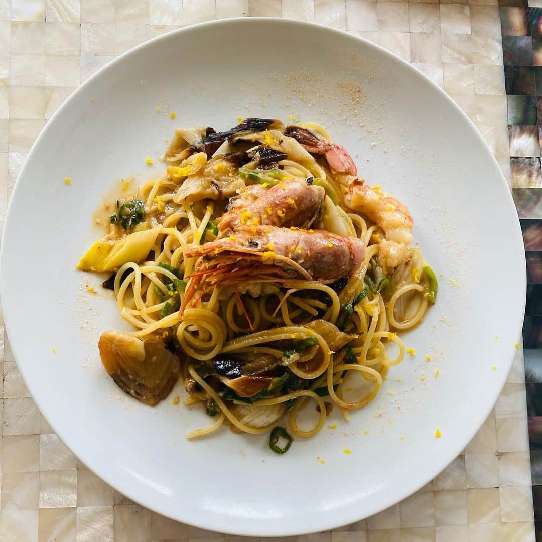 ポジリポのインスタグラム：「〜Weekly Pasta〜  【ガンベロ　ポッロ】  下仁田ネギと赤海老のスパゲッティ。 12〜2月限定で収穫される群馬県の特産下仁田ネギ。 通常のネギの約3倍辛みがあると言われてますが、熱を通すと途端に甘くなって食感もトロトロに。 ネギとの相性抜群のアルゼンチンアカエビを使用　 仕上げにエビパウダーと柚子のピール削りさっぱり爽やかな香りに加えて冬のパスタ  ・ ・ ・ 〜Weekly Pizza〜   【ちりめんキャベツ　アンチョビペコリーノなピッツァ】   日本では希少価値のある高価なちりめんキャベツ 水分が少なく、繊維質、煮崩れしないのが最大の特徴。 イタリアでは定番で最強で最高のアンチョビと合わせます。 仕上げに削ったペコリーノを。 素材の良さをシンプルに南イタリアン料理の醍醐味なピッツァ。  ・ ・ ・ ※ランチタイムのチョイスでお選びいただけます ぜひ、お待ちしております！  #ポジリポ #ポジリポ沖縄 #沖縄ランチ #沖縄イタリアン #沖縄ピッツァ #沖縄パスタ #沖縄ワイン #沖縄グルメ #沖縄食材 #沖縄サンセット #沖縄夕日 #那覇空港 #沖縄旅行 #豊見城 #瀬長島 #ウミカジテラス #gotoキャンペーン #地域共通クーポン  #posillipo #okinawa #okinawatrip #okinawaitalian #okinawasunset #okinawalunch #senagajima  #tomigusuku #foodlover #foodie #goto #gotoeat」