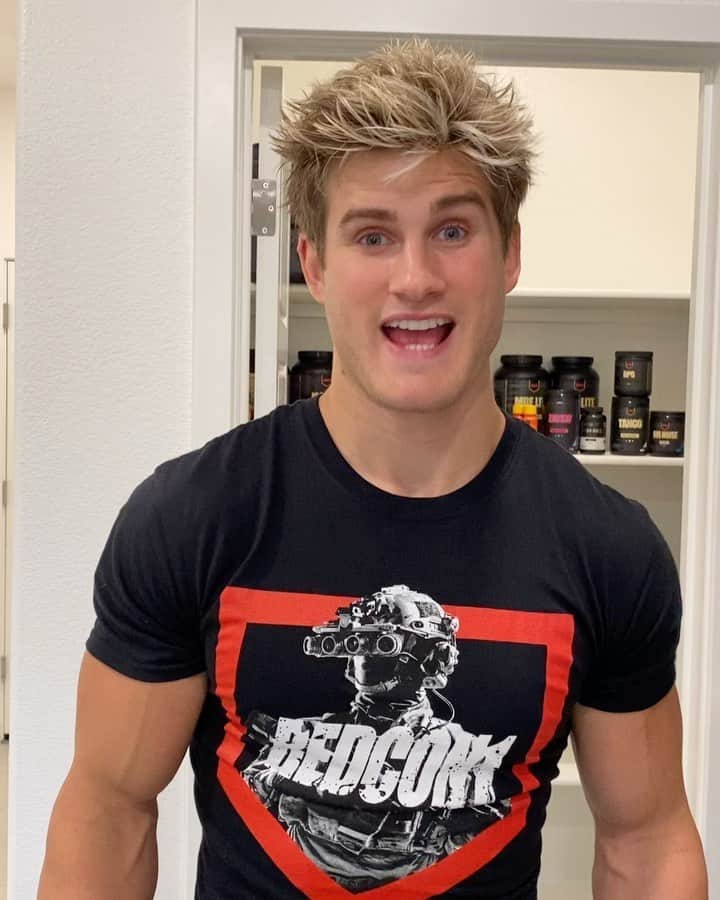 セージ・ノースカットのインスタグラム：「Another BLACK FRIDAY bundle from @redcon1 only today! CLICK the link in my bio!! Go get all this for free when you spend $50 plus 33% off anything you order today! Don’t miss out because they’re selling out fast! Go comment thanks on @aaronsingerman and @rymonahan last Instagram post haha because they’re awesome making this happen! 😁🎁」