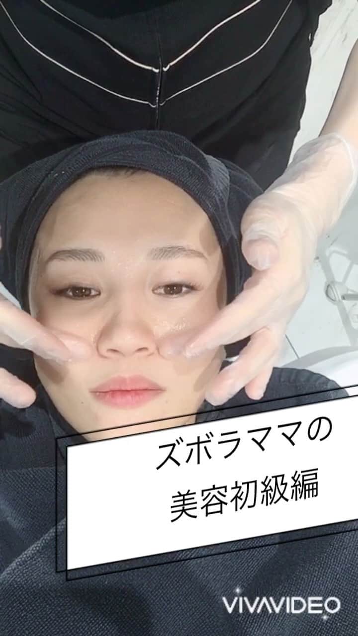 増山敬子のインスタグラム：「夏ぶりのお肌メンテナンスへ @tokyo_hills_clinic  #東京ヒルズクリニック　 へ 先生から一言 ”期間をあけずに通いましょう！” っと  確かに・・・😱 私の周りの美容通のみんなも 毎月何かしら美容dayがあるけど、 どうしても美容に関して鈍感な自分が後回しにしがちの  #39歳から美容 やるならしっかり美容メンテナンスdayを作らなきゃダメですね。 きっと私と同じズボラ主婦の方もきっと多いはずと予測してますが、 そもそも何から手を付ければいいかわからないってないですか？ お肌ってみんなそれぞれ違うもの。 でも明らかに、30代後半になって、美容に鈍感で後回しにしてきても気になることがちらほら増えてくる・・ ①  #疲れ顔 ②  #くすみ ③  #肌荒れ ④  #シミ#肝斑 ⑤  #シワなどなど、 基本的にナチュラルがいい派でしたが、 実はそうじゃないことが普通ということにようやくきずいて動き出した39歳　 #アラフォーママ 美容初級は　#ピーリング　＃美容トリートメント そして色んなクリニックがありますが、私の決め手は、美容オタクが実際に色んなクリニックにいってよかったところに行きます。&過去自分と同じく肌を焼いていた子とかタイプが似ている人で、なおかつ美容に投資をしている人からのリアル意見しか信じられない。。。（びびりだし、無駄なお金をつかいたくない＆時間もかけたくない派）ちなみに、トレーニングも美容もそうだけど、ここが自分と合いそうとおもえば、コースで購入が絶対お得だと思います。ちょっと初めは高くてなんだか、ドキドキしちゃうんだけど、結果、満足してるパターンです！冬だからこそお手入れ。しっかりメンテナンスしている綺麗な自分よりも年上の方達をつねにみていると、自分にもいい影響をやっぱり与えてくれるから、そんな刺激をくれる方達との時間をつくることも大切ですね！ さ、今週も頑張りましょうね！ #ズボラ美容」
