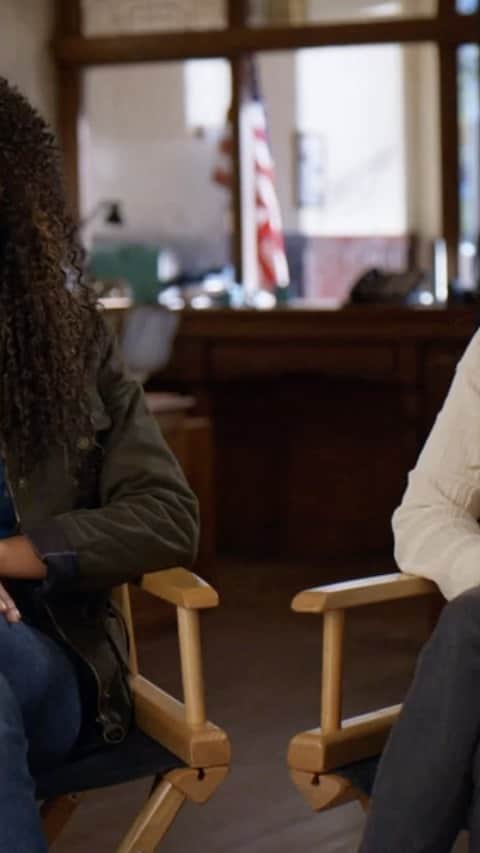 ジョン・キャロル・リンチのインスタグラム：「Wonderful behind the scenes with @kyliebunbury and @katherynwinnick very cool.」