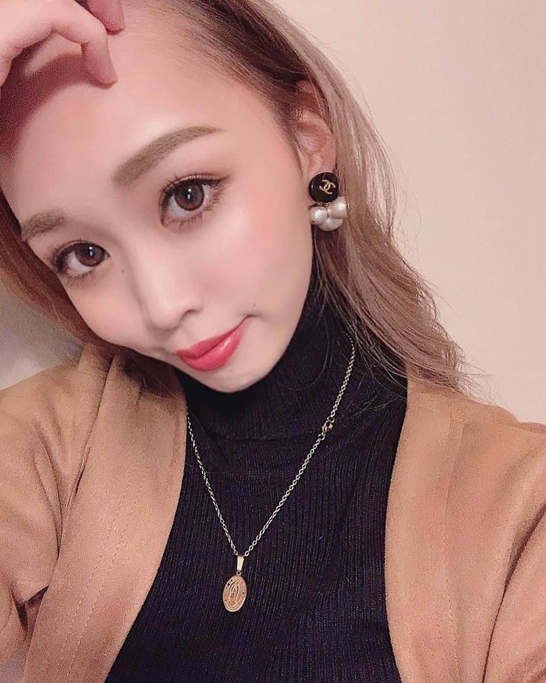 のインスタグラム：「... ... 𝑚𝑎𝑘𝑒 ... ... . しっかりメイクする日なんて滅多にないので、 毎回メイクは変えてます💄⁎ 気分転換𓂃𓈒𓏸 . 夜に撮ったので少しヨレてますが、 この日のリップはレブロンの108番 チークはmacのウォームソウルです(´ω｀)♡♡♡ . 付けてるピアスは CHANELのヴィンテージのボタンで作ってる @_coco_blair_ さんの物♡ . ピアスを付けてると " わ〜♡か〜わいぃ〜♡ “ と 言いながら、あかりに引っ張られて 耳がちぎれそうになるので ( °∀°)෴(笑) . たくちゃんとおデートする時に付けよう👨🏽👩🏼❤︎ . ピアスやヘアゴム、他のデザインも素敵で 何より作っている方の人柄がとっても素敵なので 是非覗いてみてください♡♡ . . ………………………………(♡)……………………………… .」