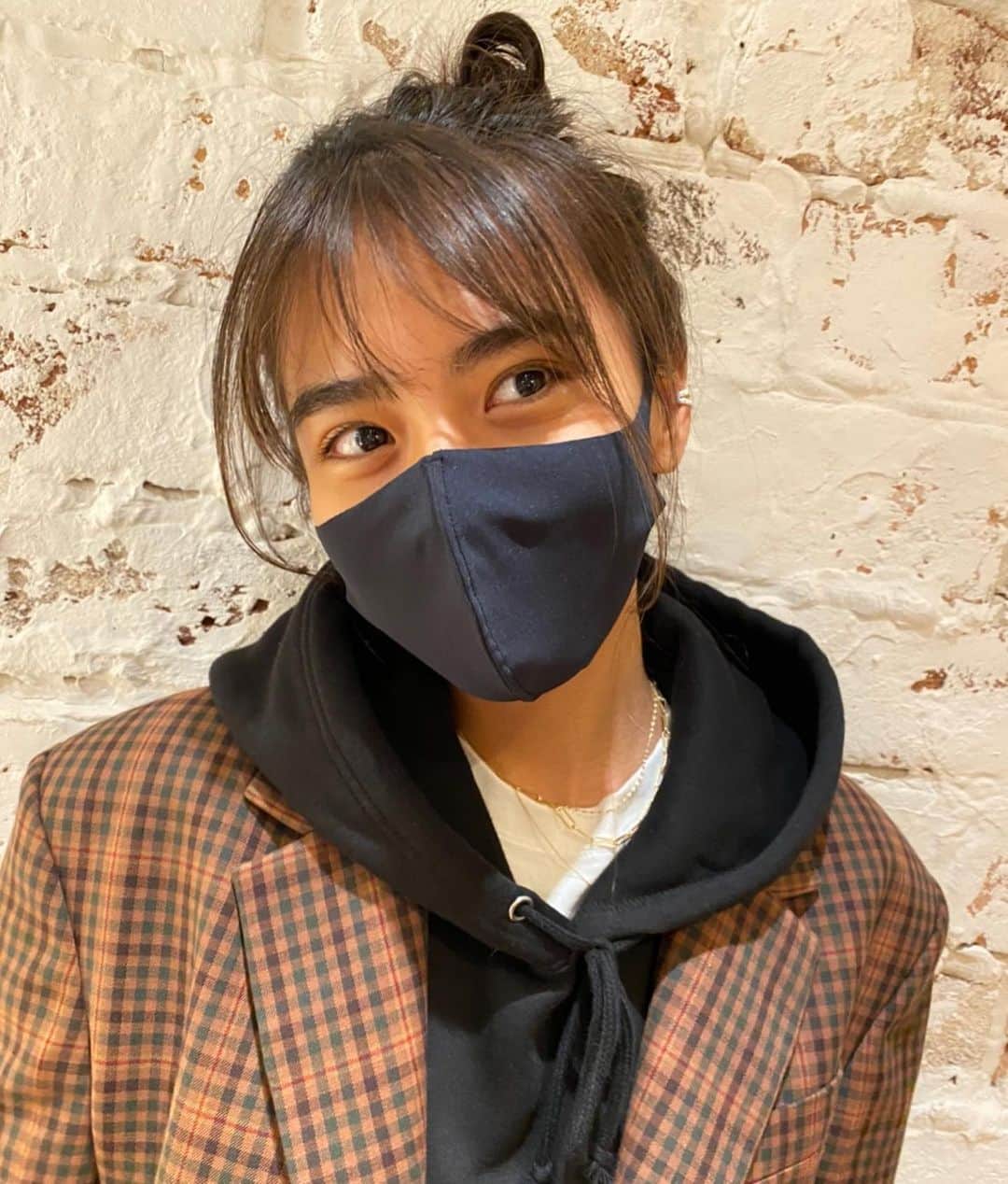 のインスタグラム：「おはよ〜ございま〜っす❣️  昨日美容院で前髪少し増やしました😎トリートメントしてもらってスッキリ自分時間😙♡  jacket: @instantfunk_official  hoodie: @porkchop_garagesupply  🤍🤎🤍🤎🤍🤎🤍💛」