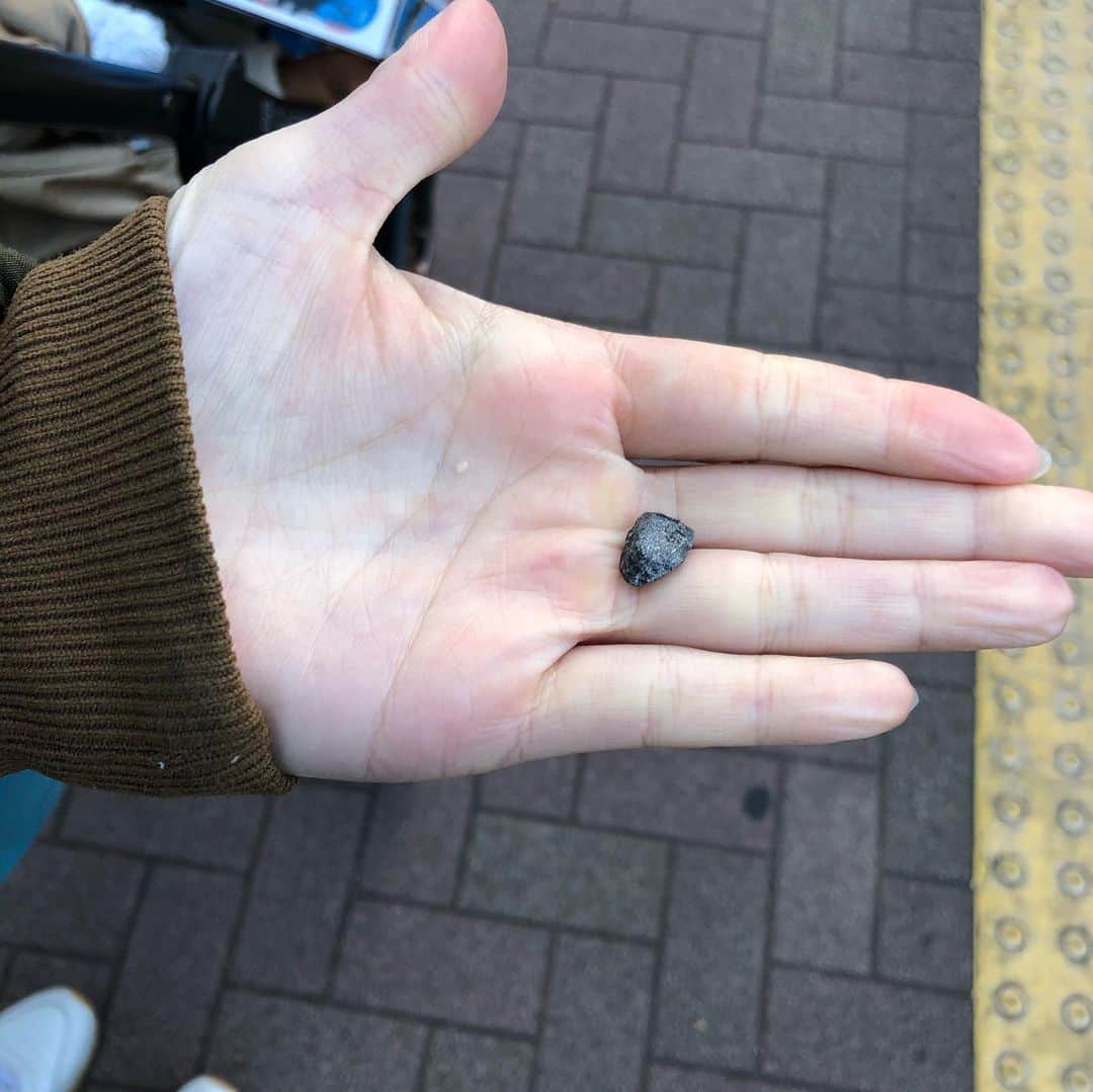 与座よしあきのインスタグラム：「さっき息子がくれたやつ。 ワイフのは可愛い小石。 僕のは誰かの銀歯かな？」