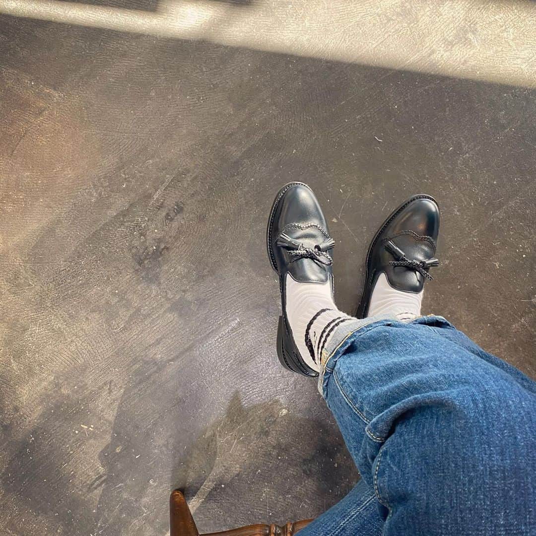 のインスタグラム：「@katimshoes  Navy blue loafers with tassels」
