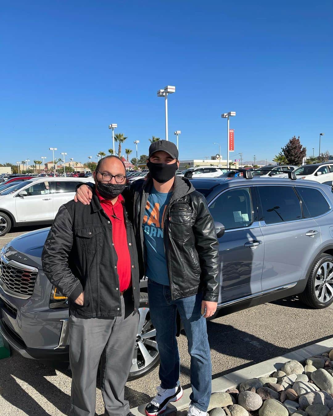 ニック・ジャクソンのインスタグラム：「Thanks @malmassie for the hook up on the new family car! @valleyhikia」