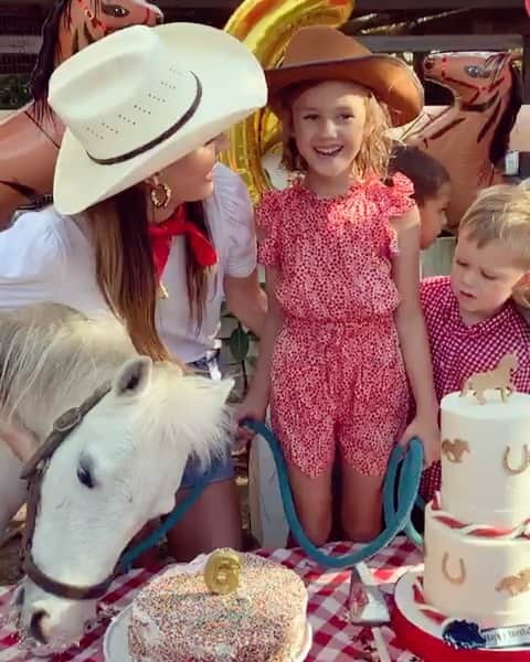 Elizabeth Chambers Hammerのインスタグラム：「Most memorable 6th birthday for the MOST MAGICAL girl! Thank you to all who celebrated and to Misty the pony, who loves cake as much as we do. 🎂🎂🎂」