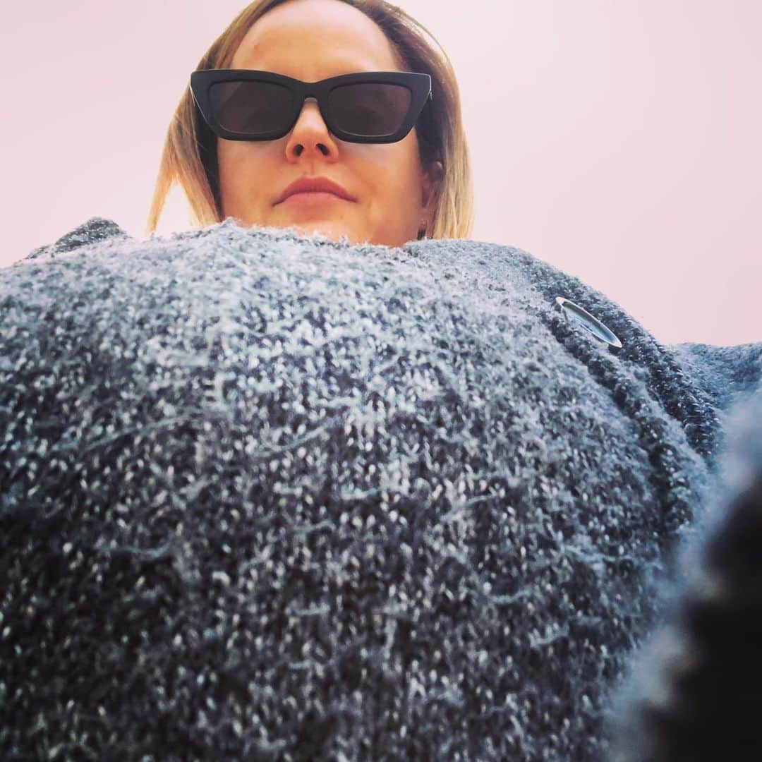 ミーナ・スヴァーリのインスタグラム：「Full Moon Fever 🌚✨#BabyHope #GeminiMoon #FrostyMoon ❄️」