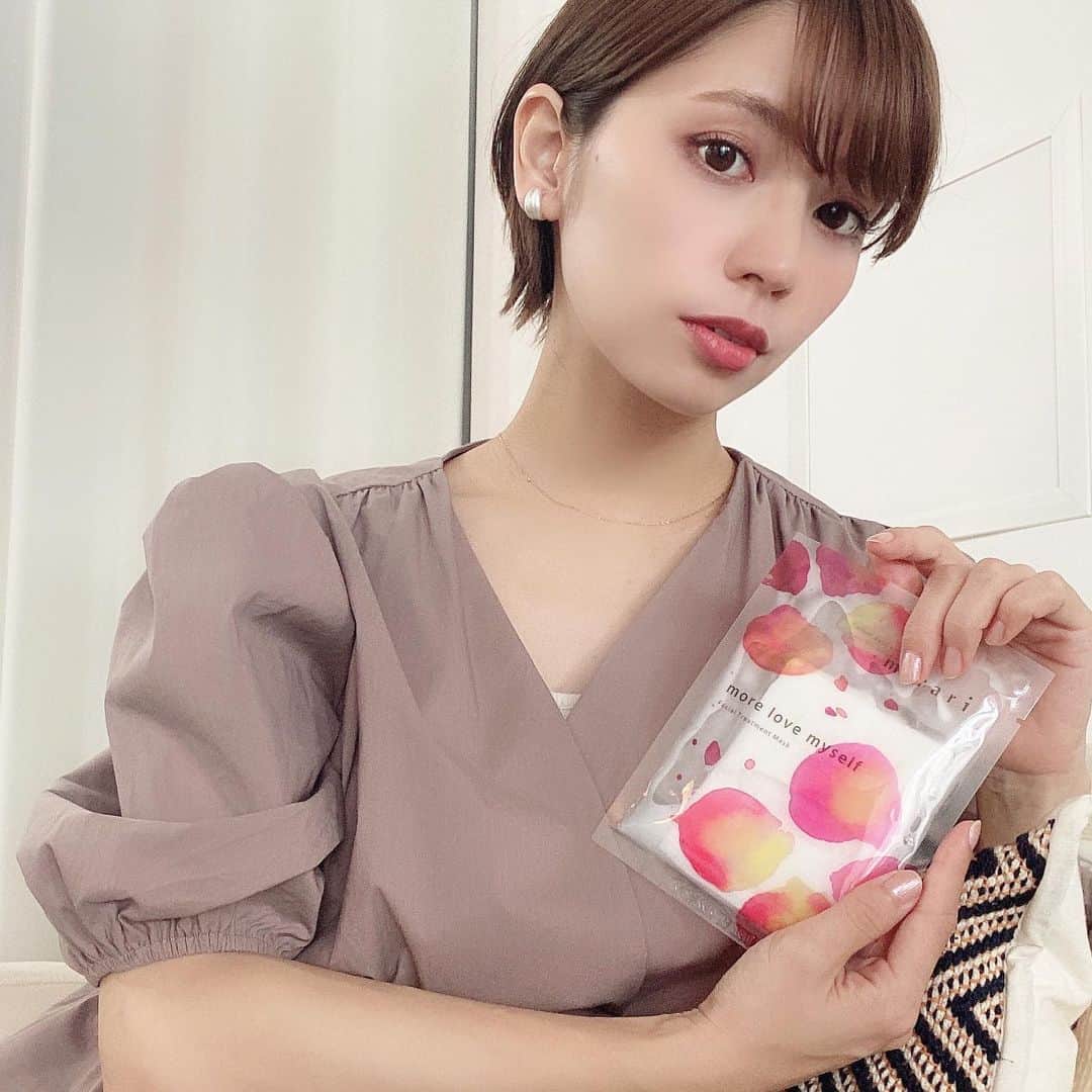 のインスタグラム：「． 100% ビーガンコスメブランド🌿 〝mirari〟　@mirari_cosmetics  ． フェイスマスクは全6種類あり、美容液だけじゃなく、マスクシートまでもが植物の成分で出来ています🌳 ． ☑︎more moisture …保湿効果 ☑︎more balance …水分油分バランス ☑︎more lighten …皮脂調節 ☑︎more rest …肌を和らげる ☑︎more calm down …皮膚鎮静 ☑︎more love myself …エイジングケア ． 動画で見てもらうとわかる様に、マスクを付けて10分後に剥がしても顎先から滴るほど美容液がたっっっっぷり含まれています✨ ． 最近マスク😷を付けていたり、寒暖差が激しいことが原因で顎にニキビが出来てしまい普段のケアでは中々治らなかったのが 1日目にcalm down・2日目にlove myselfを使ったら頑固だったニキビがスッと消えてビーガンコスメすごい‼︎と思いました😲✨ ． そしてパッケージも1つ1つ全部可愛いのはお友達の @kana_tkym がプロデュースしたから👏✨ とってもいいフェイスマスクに出会えて幸せです🤍 ． #mirari #ビーガンコスメ #フェイスマスク #美肌 #スキンケア」