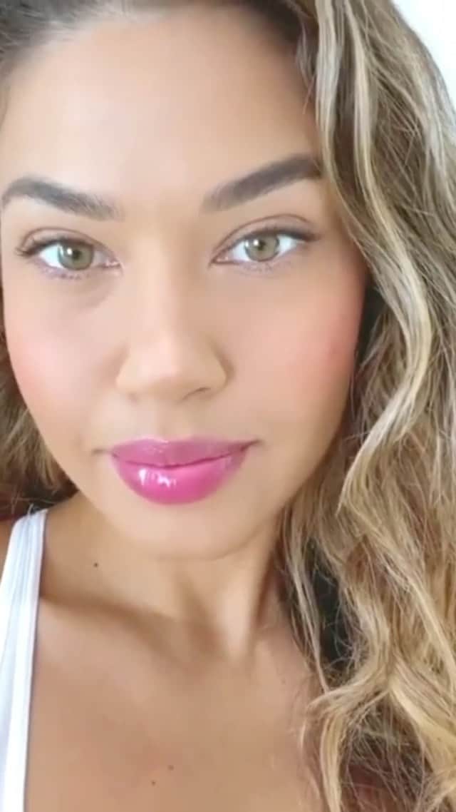 Too Facedのインスタグラム：「We are SHOOK 🔥 #regram @eman OBSESSED with the Lip Injection Maximum Plump 💋One swipe of this and HELLO gorgeous, pouty lips. 💖 #toofacedambassador #toofacedlipinjection #toofaced」