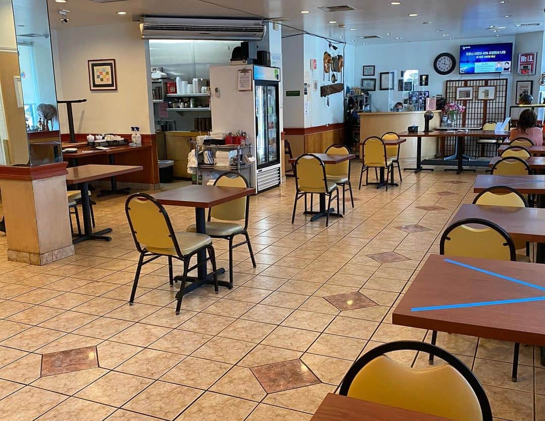 マキ・コニクソンさんのインスタグラム写真 - (マキ・コニクソンInstagram)「Lunchは”ユッチャン” 本当は”Yu Chun” ユッチュンなんだよね。ユチュンかな？ ユッチュンってひびきが可愛い❤️  今日の冷麺のスープはシャリシャリでめちゃくちゃ美味しかった！ 大当たり‼️ カルビとマンドゥも 美味しかった！👍🏼  店内はテーブルとテーブルがソーシャルディスタンスされてガランとしていました！  暑い日にシャリシャリの冷麺はおいちー！😋  #ハワイの美味しいお店のおすそ分け🤙🏼  #ユッチュン #ユッチュン大当たりの日🎯」11月30日 9時42分 - makikonikson