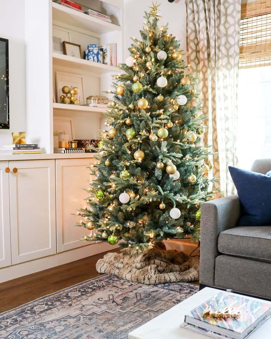 マーサ・スチュワートさんのインスタグラム写真 - (マーサ・スチュワートInstagram)「‘Tis the season of holiday decorating!@thekatrinablair decked the halls with Martha’s blue spruce Christmas tree. Shop pre-lit trees from @marthastewart48’s brand shop on @amazon at the link in bio. 👆🏼」11月30日 9時50分 - marthastewart