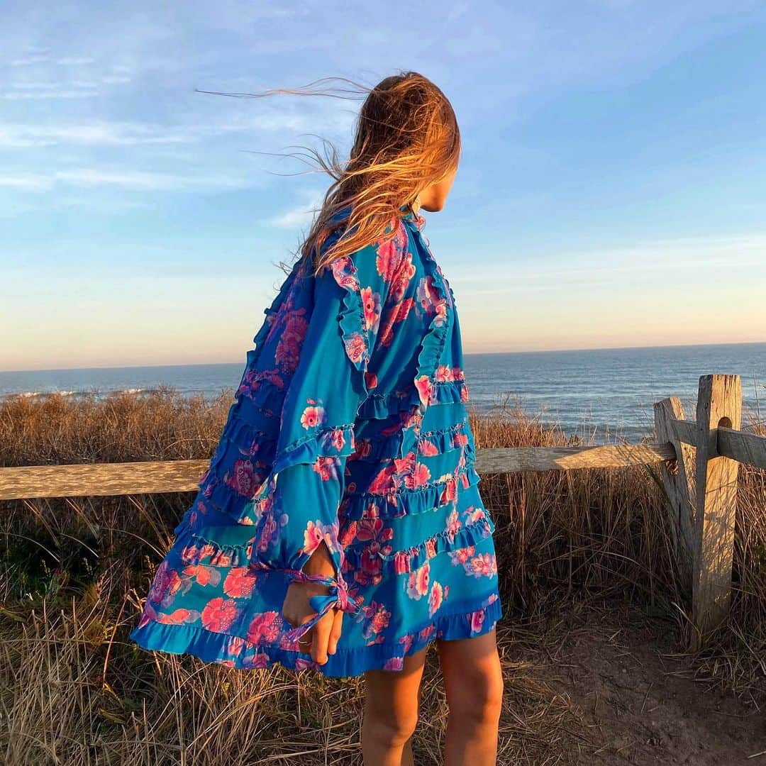 シンシア ローリーさんのインスタグラム写真 - (シンシア ローリーInstagram)「Looking on the bright side 🌸  •  •  •  #sunsetlovers #sunsetbeach #outfitinspiration #beachday #montauk #beachvibes #beachlife #montaukbeach #weekendvibes #weekendgetaway @maddie_puckett」11月30日 9時59分 - cynthiarowley