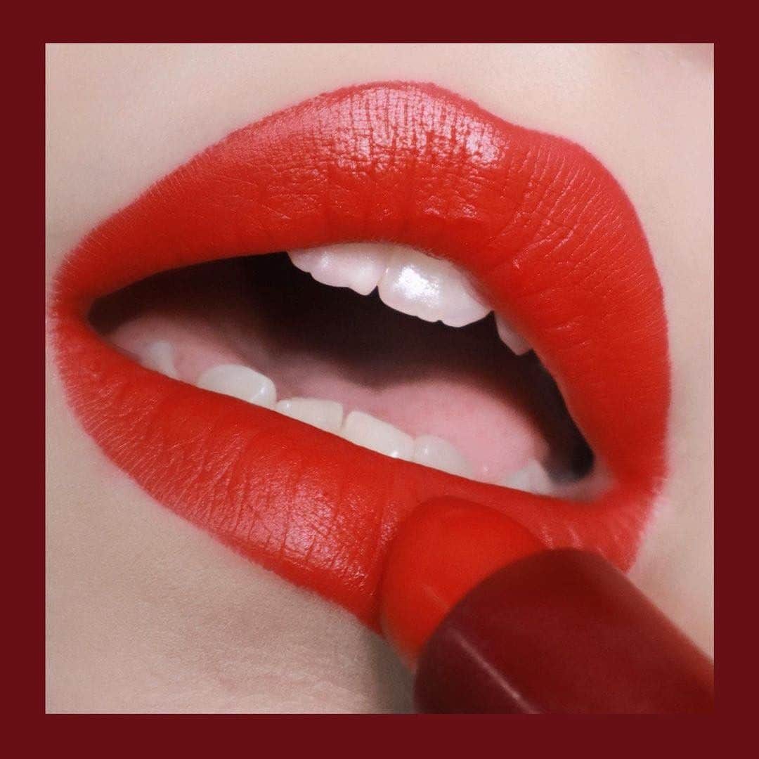 M·A·C Cosmetics Hong Kongさんのインスタグラム写真 - (M·A·C Cosmetics Hong KongInstagram)「與M·A·C一同以唇膏改變生命 ♥️ 自1994年，M·A·C每年推出嘅VIVA GLAM唇膏都會不扣除成本百分百捐贈，為弱勢女性和少數社群出一分力！ 今年新推限定版VIVA GLAM 26，鮮明橘紅 ✖️ 啞光質感，擦出充滿自信嘅活力神采💫 誠邀你一同為世界出一分力，改變生命擁抱愛  Product mentioned: VIVA GLAM 26 Lipstick in Bright orangey red (Matte) VIVA GLAM 26唇膏 橘紅色調 (啞光) - HK$160 #VIVAGLAM #MAC傳達愛 #MACCARES #MACHONGKONG #Regram from @mcherrymac   It’s MORE than just a lipstick ♥️ Since 94’, M·A·C endeavours to support the vulnerable minorities by 100% selling price of VIVA GLAM Lipsticks. On the 26th year of VIVA GLAM's establishment, M·A·C has launched a brand new limited shade to commeorate the great cause, combing the bright red and matte texture, you can show off your confidence and brightness with single swipe. We invite you to join our fight and spread the love.」11月30日 10時00分 - maccosmeticshk