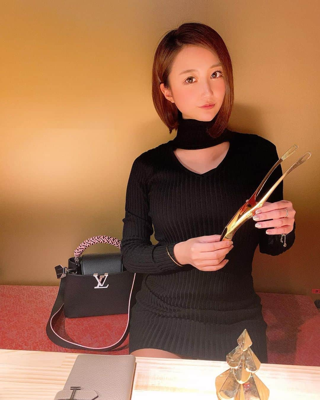 ぴょん♡さんのインスタグラム写真 - (ぴょん♡Instagram)「いい肉の日にきた松へ😋❣️ お肉大好きな相方さーちゃんと💕 別館がオープンしたので行ってきたよ🥂 浮かぶ塩水タン名物だから食べてみて欲しい🥺とろけた バカラグラスに金のトングにラグジュアリーな店内に、いい肉すぎた🤣✨  　 　 　 　 　 　 　 #いい肉の日 #meat #meet #肉 #お肉 #焼肉 #louisvuitton #hermes #クリスマス #食べスタグラム #foodstagram」11月30日 10時04分 - tantanpu1225