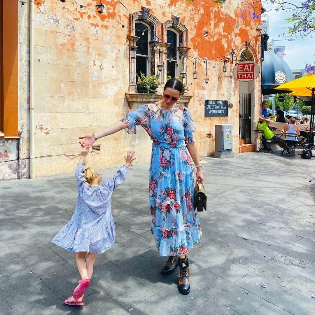 のインスタグラム：「Dancing in the street with @clementinemcveigh #aliceMcCALL」