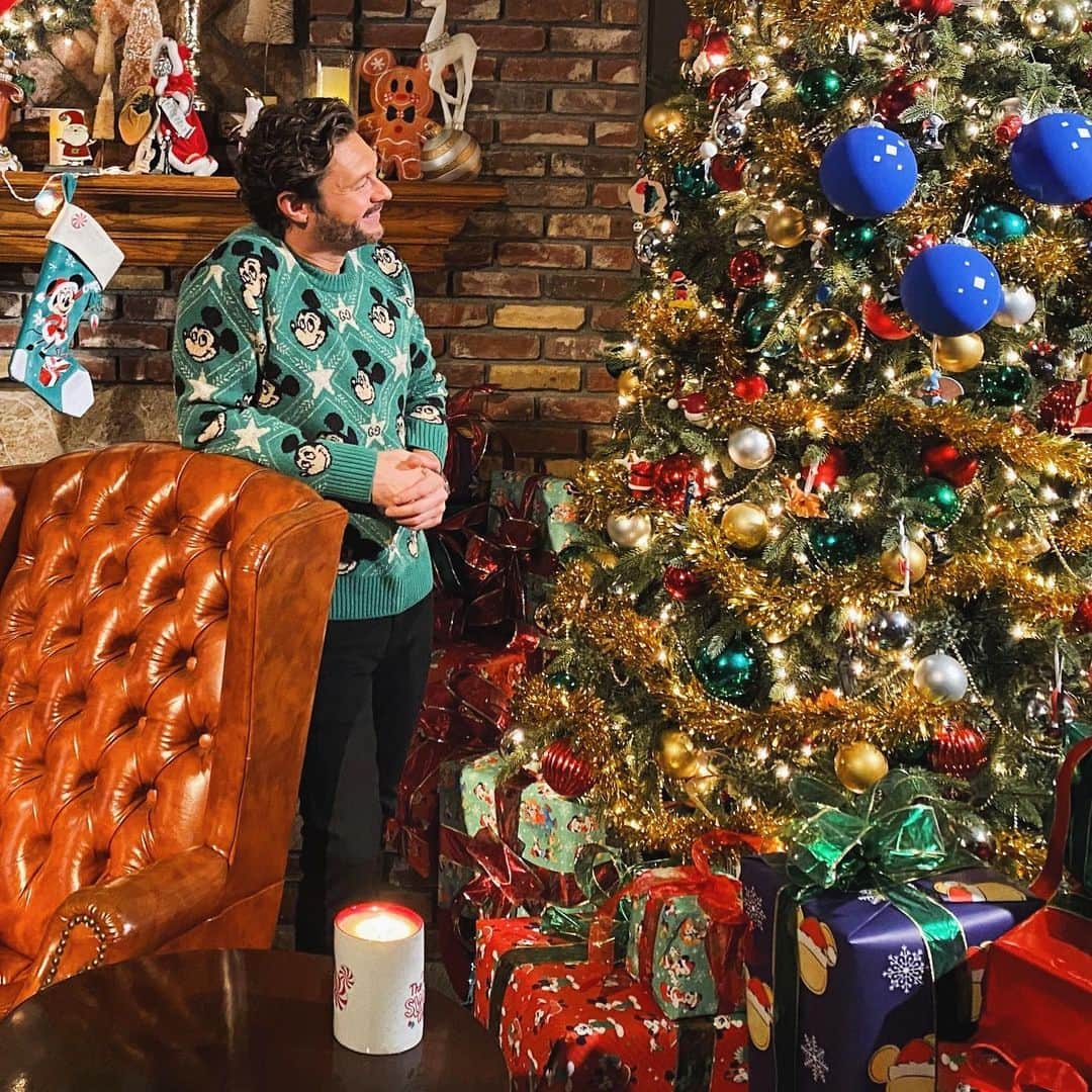ライアン・シークレストのインスタグラム：「‘Twas the night before Singalong, when all through the house, not a creature was stirring, except Mickey Mouse.   Don’t miss #DisneyHolidaySingalong tomorrow night at 8|7c on ABC!」