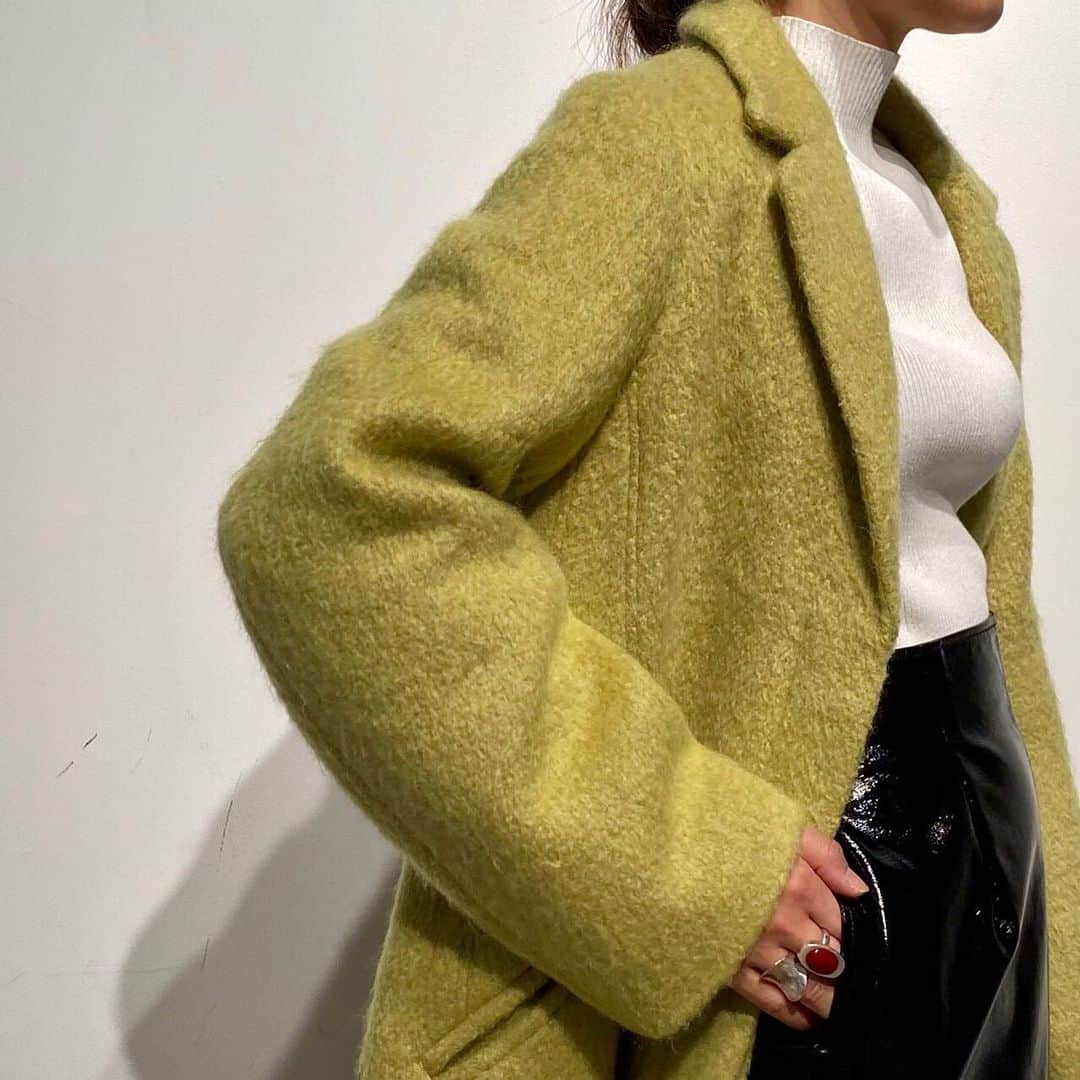 styling/さんのインスタグラム写真 - (styling/Instagram)「先週入荷した新作バッククロークコートをご紹介致します。  Back Cloak Dress Coat ¥63,000+tax  High Neck Knit Pullover¥13,000+tax Patent Fake Leather Skirt¥25,000+tax  全て現在発売中  南アフリカのゴートが原料のシャギー素材を使用し、両面をシャギーにすることで、ふっくらと軽さを出しています。 パテントフェイクレザーとの真逆な素材感を活かしたコーディネートでモードリュクスに。  #コート #coat」11月30日 10時19分 - stylings_official