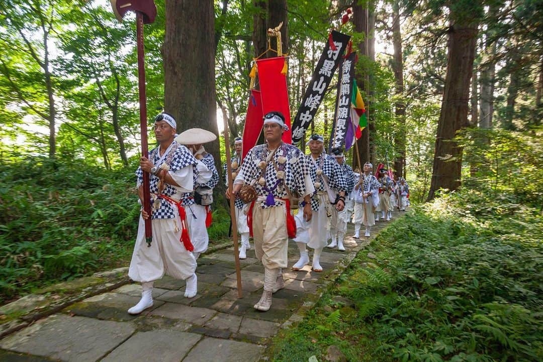 Michael Yamashitaさんのインスタグラム写真 - (Michael YamashitaInstagram)「A walk in the woods - Yamabushi, Japanese mountain ascetic monks, climb the 2,446-step stone stairway through cedar forests to the summit of Mt. Haguro. They are followers of shugendō, an ancient religion combining aspects of mountain worship, Buddhism, Shintoism and Taoism. Critical to their beliefs is the pursuit of enlightenment through communing with nature over long periods. The religion places a heavy emphasis on asceticism and feats of endurance. White and saffron-robed yamabushi toting horogai conch-shell trumpets are still a common sight near the shugendō holy sites of Dewa Sanzan of which Mt. Haguro  is the most famous. Dewa Sanzan is a popular pilgrimage site visited by many, including famed haiku poet Matsuo Bashō, who walked these same steps alongside yamabushi in the 17th century.    #yamabushi #haiku #shugendo #matsuobasho #basho #haguro #dewasanzan #okunohosomichi」11月30日 10時19分 - yamashitaphoto