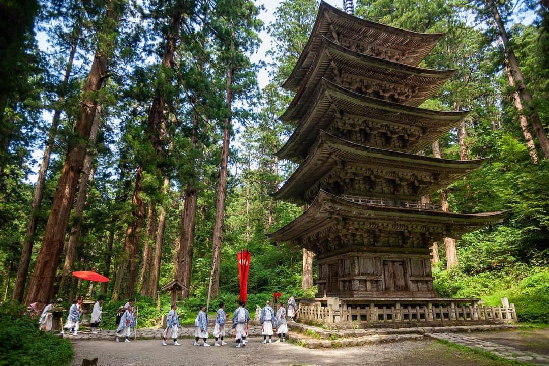 Michael Yamashitaさんのインスタグラム写真 - (Michael YamashitaInstagram)「A walk in the woods - Yamabushi, Japanese mountain ascetic monks, climb the 2,446-step stone stairway through cedar forests to the summit of Mt. Haguro. They are followers of shugendō, an ancient religion combining aspects of mountain worship, Buddhism, Shintoism and Taoism. Critical to their beliefs is the pursuit of enlightenment through communing with nature over long periods. The religion places a heavy emphasis on asceticism and feats of endurance. White and saffron-robed yamabushi toting horogai conch-shell trumpets are still a common sight near the shugendō holy sites of Dewa Sanzan of which Mt. Haguro  is the most famous. Dewa Sanzan is a popular pilgrimage site visited by many, including famed haiku poet Matsuo Bashō, who walked these same steps alongside yamabushi in the 17th century.    #yamabushi #haiku #shugendo #matsuobasho #basho #haguro #dewasanzan #okunohosomichi」11月30日 10時19分 - yamashitaphoto