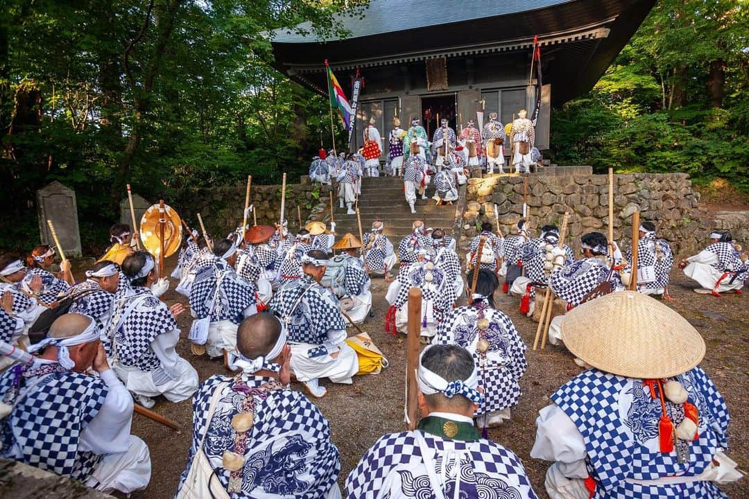 Michael Yamashitaさんのインスタグラム写真 - (Michael YamashitaInstagram)「A walk in the woods - Yamabushi, Japanese mountain ascetic monks, climb the 2,446-step stone stairway through cedar forests to the summit of Mt. Haguro. They are followers of shugendō, an ancient religion combining aspects of mountain worship, Buddhism, Shintoism and Taoism. Critical to their beliefs is the pursuit of enlightenment through communing with nature over long periods. The religion places a heavy emphasis on asceticism and feats of endurance. White and saffron-robed yamabushi toting horogai conch-shell trumpets are still a common sight near the shugendō holy sites of Dewa Sanzan of which Mt. Haguro  is the most famous. Dewa Sanzan is a popular pilgrimage site visited by many, including famed haiku poet Matsuo Bashō, who walked these same steps alongside yamabushi in the 17th century.    #yamabushi #haiku #shugendo #matsuobasho #basho #haguro #dewasanzan #okunohosomichi」11月30日 10時19分 - yamashitaphoto