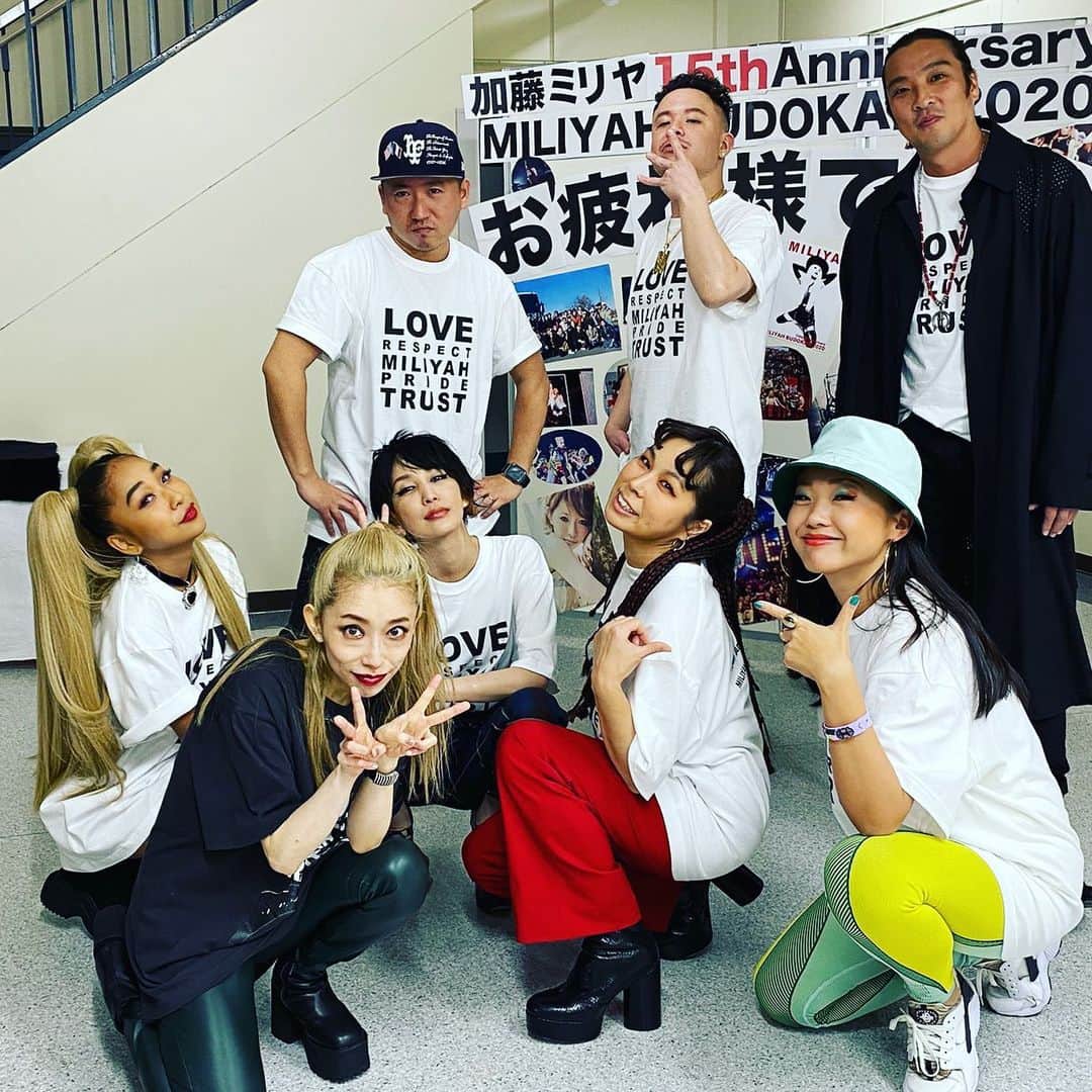 COMA-CHIのインスタグラム：「thank u @miliyahtokyo 🌹❤️ 加藤ミリヤちゃん15周年おめでとうございます‼︎ 久しぶりに一緒に歌えて嬉しかったし、ライブってやっぱり大切だと思い出させて貰いました。 続けていく事って本当に大変だけど、やり抜いてきたミリヤにbig respect!!  お疲れさまでした‼︎✨✨」