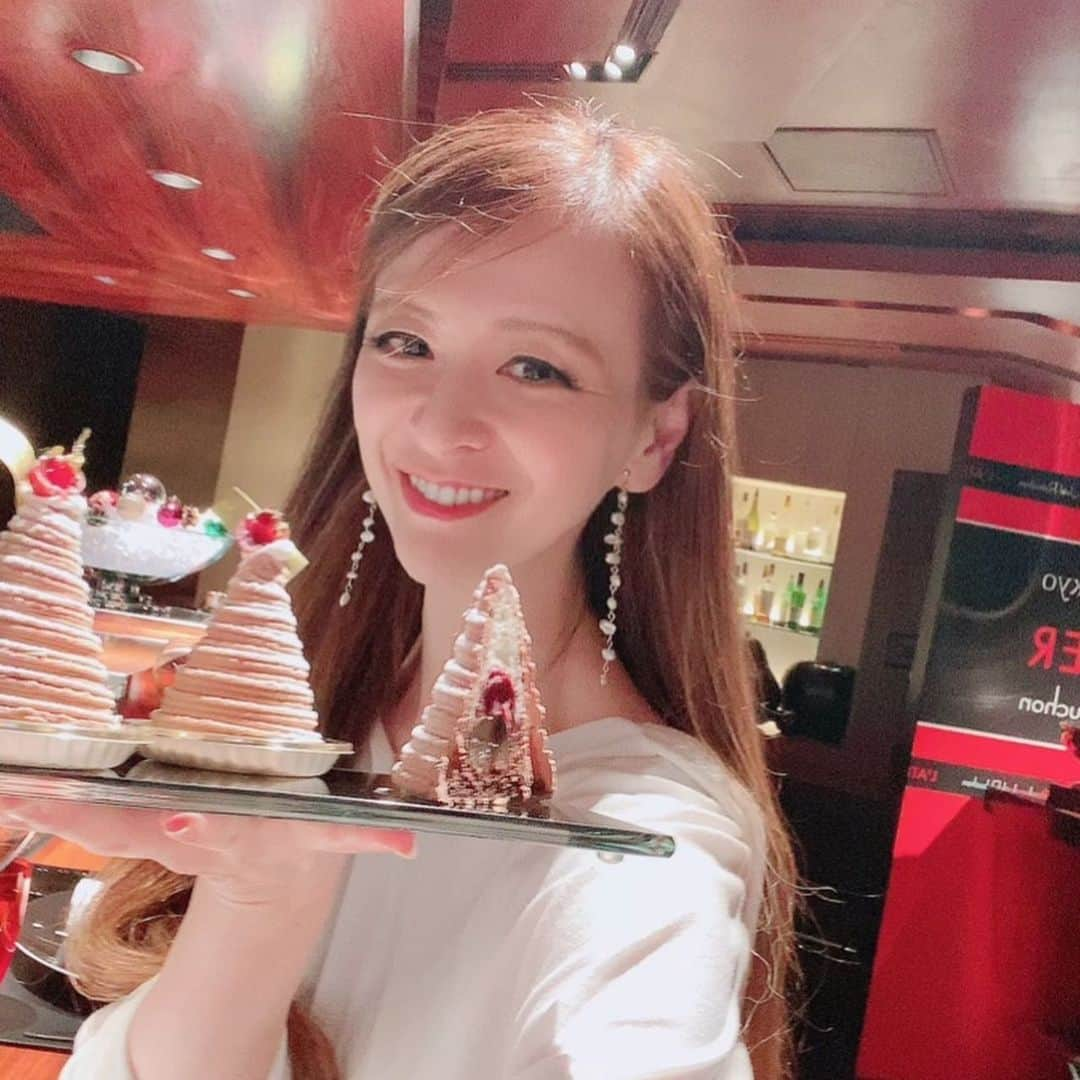 里井真由美さんのインスタグラム写真 - (里井真由美Instagram)「#montblanc #joelrobuchon  ジョエルロブション 今日11/30から❗️の新商品 冬のモンブラン　～ショコラ モンブランでございます〜  高橋シェフの新作🌰🍫🇫🇷🇯🇵 今回も美しい螺旋状✨✨ショコラクリームの円錐系 です✨✨✨✨ @kazuhisa_takahashi861114  @joel.robuchon   →2枚め断面 こんなシャープな円錐形に 中もすごい❤️😭 凝ってます、きゃー❤️🌰😭タヒチ産バニラ香る和栗が丸ごと1個 お栗さま〜❣️入ってます。  チョコが70%カカオで、甘さ控えめ♡ さらにキルシュ(チェリーのブランデー)のムースとグリオット(フランス産チェリー)が 全体的に大人な味わいに仕上がってます。  伝統菓子「フォレノワール」をイメージされていて、なめらかさと栗やチェリーの食感も程よく オリジナリティの高いモンブラン♡おいしいです  ⭕️3枚め) 2月末まで販売予定で、この期間は モンブランとショコラモンブランの2種が店頭に並びます🌰🇯🇵🇫🇷ぜひ♡  。。。  テレビ 「モンブランの世界 」出演でご一緒してから、  春モンブラン→夏モンブラン→モンブラン→冬モンブラン と 4種揃って嬉しい限り♡  販売店舗：ラ ブティック ドゥ ジョエル・ロブション全店 　（恵比寿ガーデンプレイス店・六本木ヒルズ店・丸の内ブリックスクエア店） ル カフェ ドゥ ジョエル・ロブション 日本橋髙島屋S.C.内  。。。 #ラトリエドゥジョエルロブション  #ジョエルロブション #モンブランの世界#栗#和栗#栗スイーツ#モンブラン#里井真由美#里井ワグリーナ真由美#ワグリーナ#ワグリーナ真由美#japan#mayumisatoi#アフタヌーンティー#零食#さといいね#스위트#ありが糖運動#まゆログ#甜食#着物#フードジャーナリスト里井真由美#kimono#kimonostyle」11月30日 10時29分 - mayumi.satoi