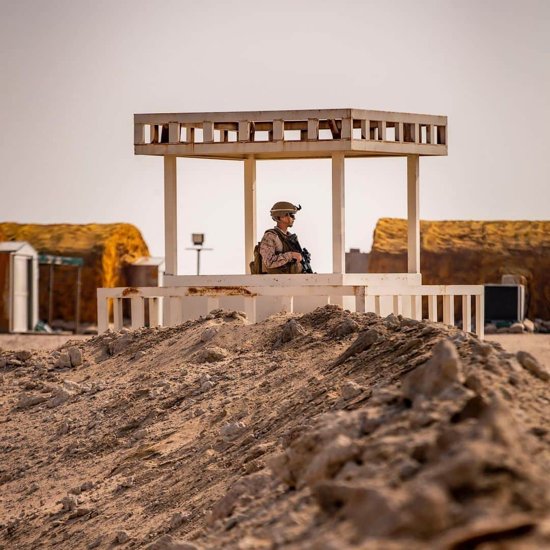 アメリカ海兵隊さんのインスタグラム写真 - (アメリカ海兵隊Instagram)「Always On The Ready  A Marine, assigned to the Special Purpose Marine-Air Ground Task Force – Crisis Response - Central Command, stands security on a simulated forward operating base at a training range in Kuwait.  SPMAGTF-CR-CC is prepared to deploy a variety of crisis response capabilities across @uscentcom. (U.S. Marine Corps photo by Lance Cpl. Andrew Skiver)  #USMC #Marines #Military #Training」11月30日 10時23分 - marines