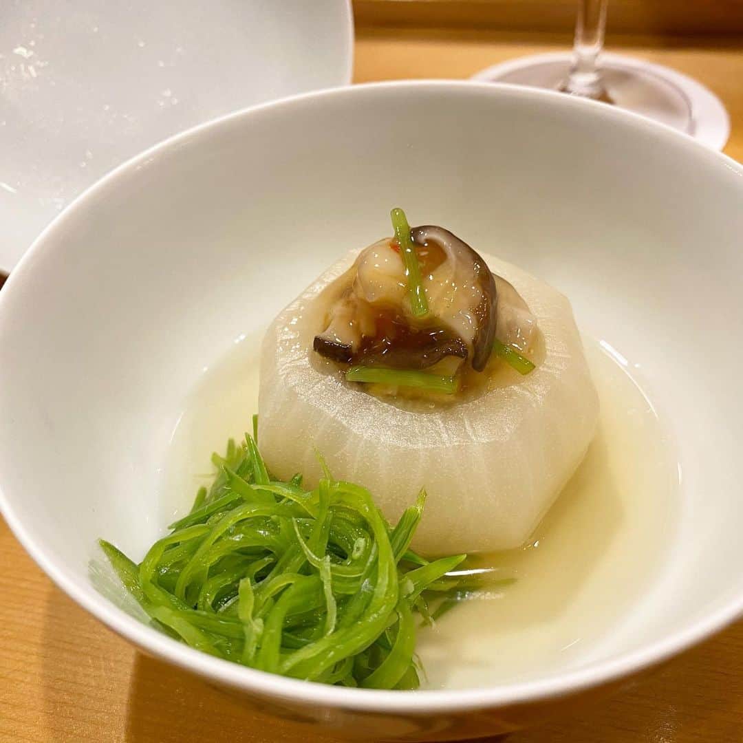 大田明奈さんのインスタグラム写真 - (大田明奈Instagram)「日本人に生まれて良かったと思う瞬間🍣🍵👘🥢 #新橋 #グルメ #香箱蟹  #旬の食材」11月30日 10時26分 - moreakee