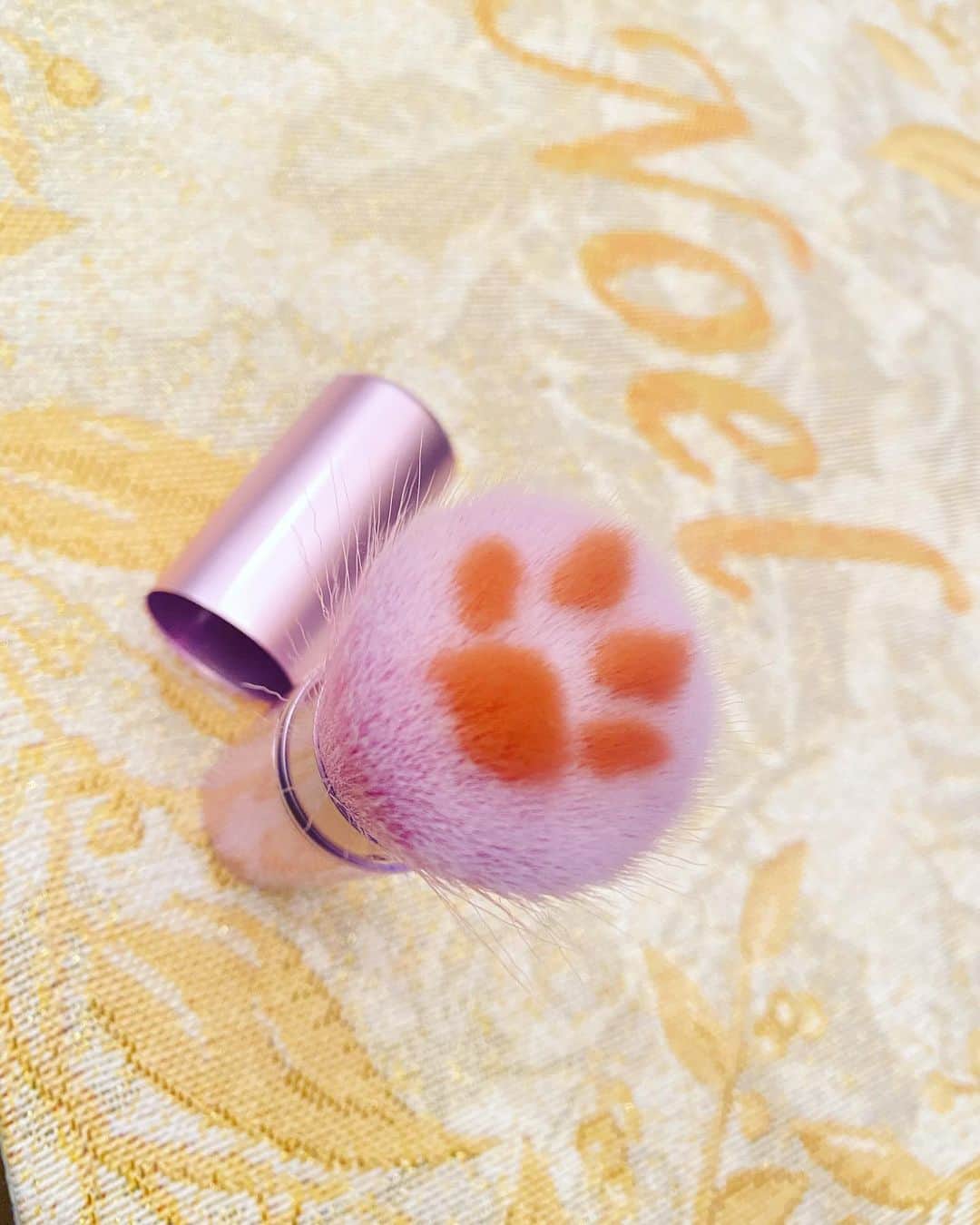 浅川悠のインスタグラム：「Who can resist buying such a kawaii makeup brush? #impulsiveshopping」