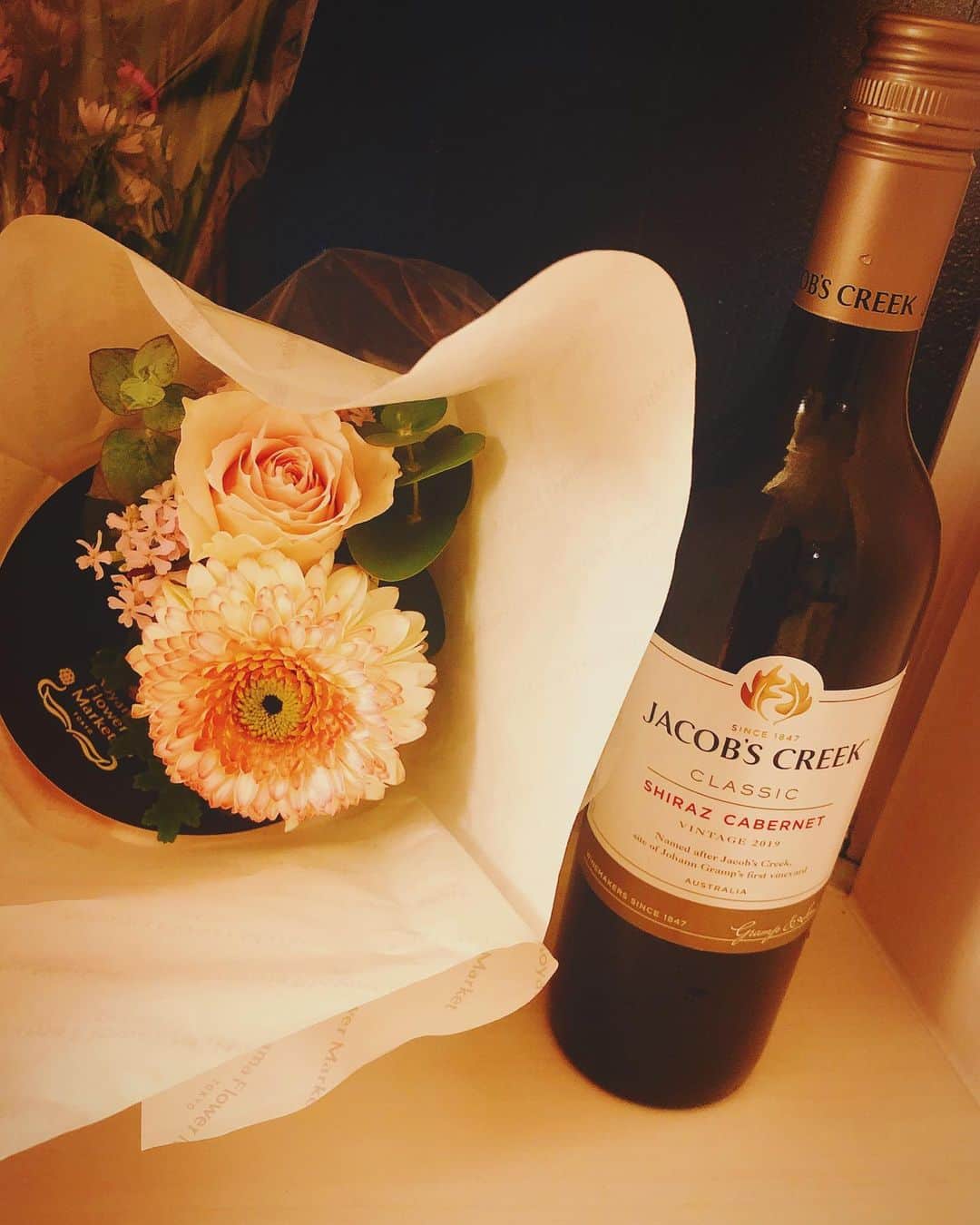 ちなり（高橋知成）さんのインスタグラム写真 - (ちなり（高橋知成）Instagram)「私のかげないのない人達♡ 実は大学 #kuis 時代の担任の先生だったのよ♡卒業後もずーっと仲良し👨‍👩‍👧 It was a such an amazing time ☺️💕 Thank you for supporting me always.  Both of you are irreplaceable to me forever ❤️ xo #besties #birthdaypresent #ordermade  #champagne #thanksforyourgift #flowers #wine」11月30日 10時27分 - chinarileah