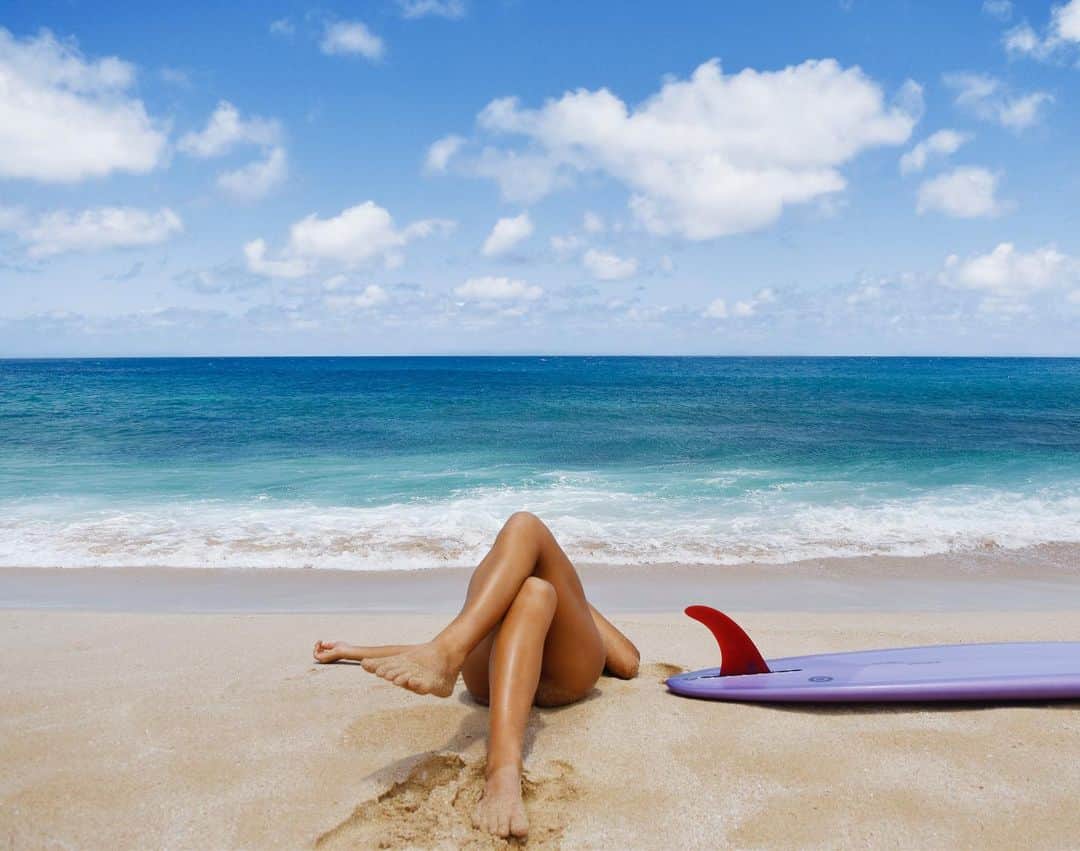 フェリシティー・パルマティアーのインスタグラム：「Pure bliss on the shores of Hawaii. Photo @pixjj #FlickPalmateerSkinDeep」
