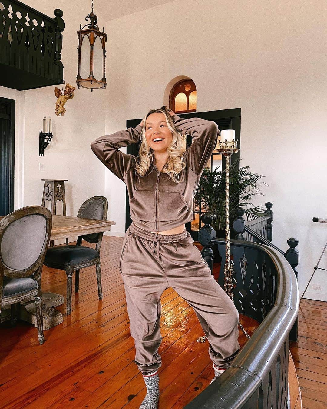 トーリ・ウェブスターのインスタグラム：「one day you'll wake up at 9:30am on a Sunday w the love of ur life and you'll make some coffee and pancakes and it'll all be alright ☕️🤎」