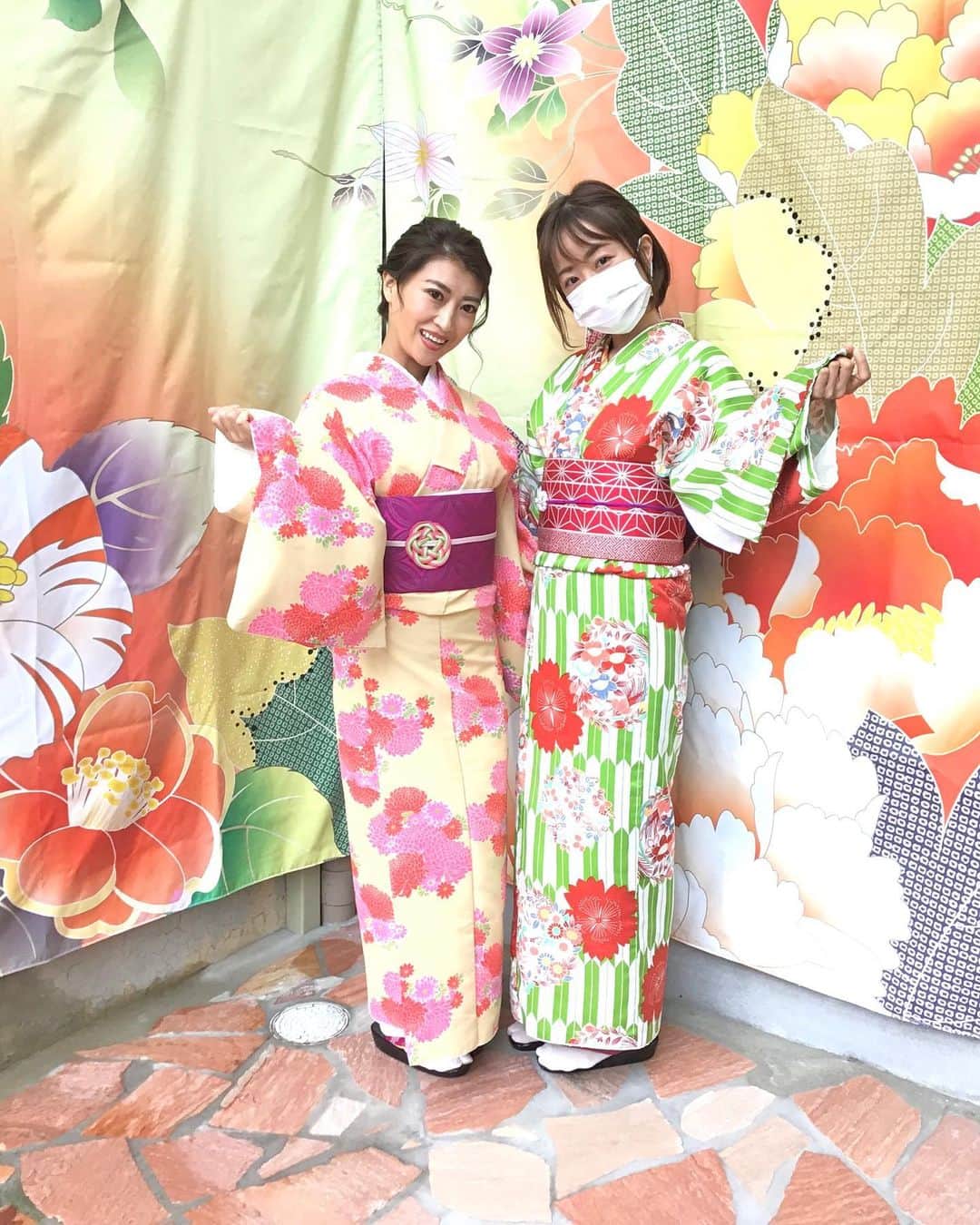 金沢着物レンタルshop心結〜kokoyui〜のインスタグラム：「帯も柄の帯を選ばれて2人ともとっても華やかですね👘💞 . ⚫︎金沢駅前 着物レンタル心結(ここゆい)  ⚫︎営業時間 : 9:00〜18:00 ⚫︎address : 金沢市本町1-3-39 ⚫︎tell : 076-221-7799 ⚫︎金沢駅から徒歩5分  ⚫︎コインパーキング補助あり  心結の着物一覧▶@kokoyui_kimono 振袖や袴はこちら▶@kokoyui_furisode 七五三やお子さんの着物はこちら▶@kokoyui753 . #着物ヘア #ヘアセット #和服 #着物 #着物コーディネート #きもの #着物女子 #着物男子」