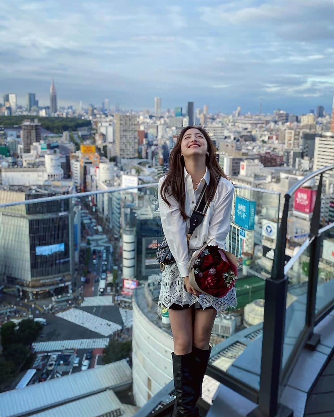 のインスタグラム：「． @celavitokyo からの眺め🏙👀 ． この日は @a.asuchan が お誕生日のお祝いしてくれたの🎂🖤 また詳しく載せますね🥀🥀 ． 渋谷の再開発がどんどん進んで 綺麗でお洒落なイメージに変わって 住みやすい街になっていってるなー😎✨ ． #celavitokyo #セラヴィ #セラヴィ東京 #渋谷再開発 #東急プラザ渋谷 #渋谷フクラス」