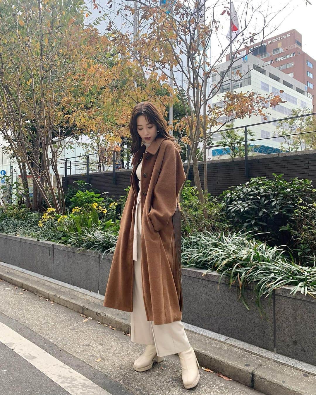 上地雅弥 MURUAのインスタグラム：「入荷前から気になってた #ヘリンボーンバルマカンコート🧥 軽くて柔らかくて着心地良いしやっぱり可愛い🥺✨ . 今日は遅番で出勤🏃‍♀️🏃‍♀️ 11月最終日！頑張ろう✌️✨ . . #murua #murua_official #murua_by_staff #コート #アウター #冬コーデ #冬服コーデ」