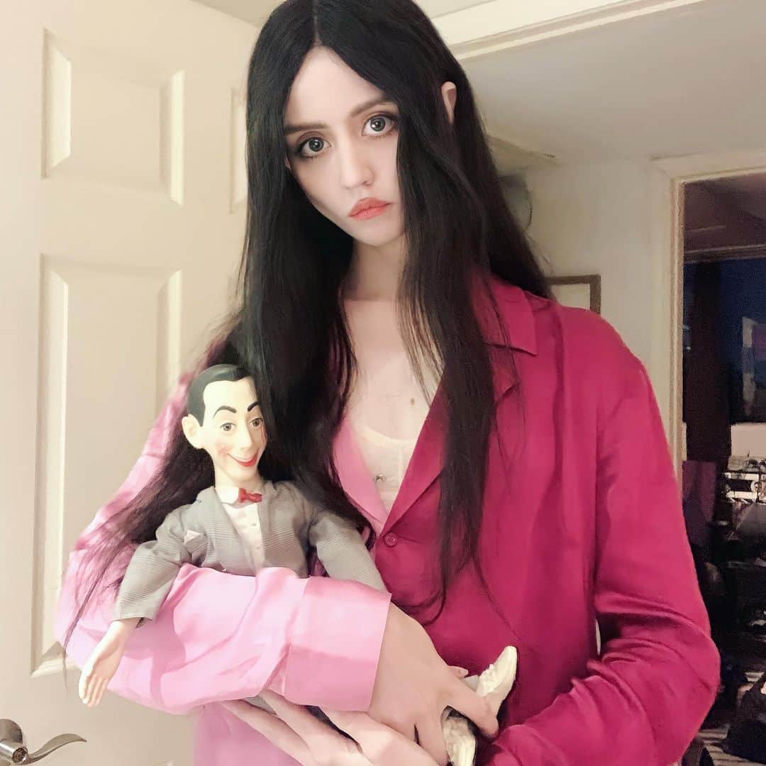 アリソン・ハーバードのインスタグラム：「Terrorizing @revolve since 2017💋」