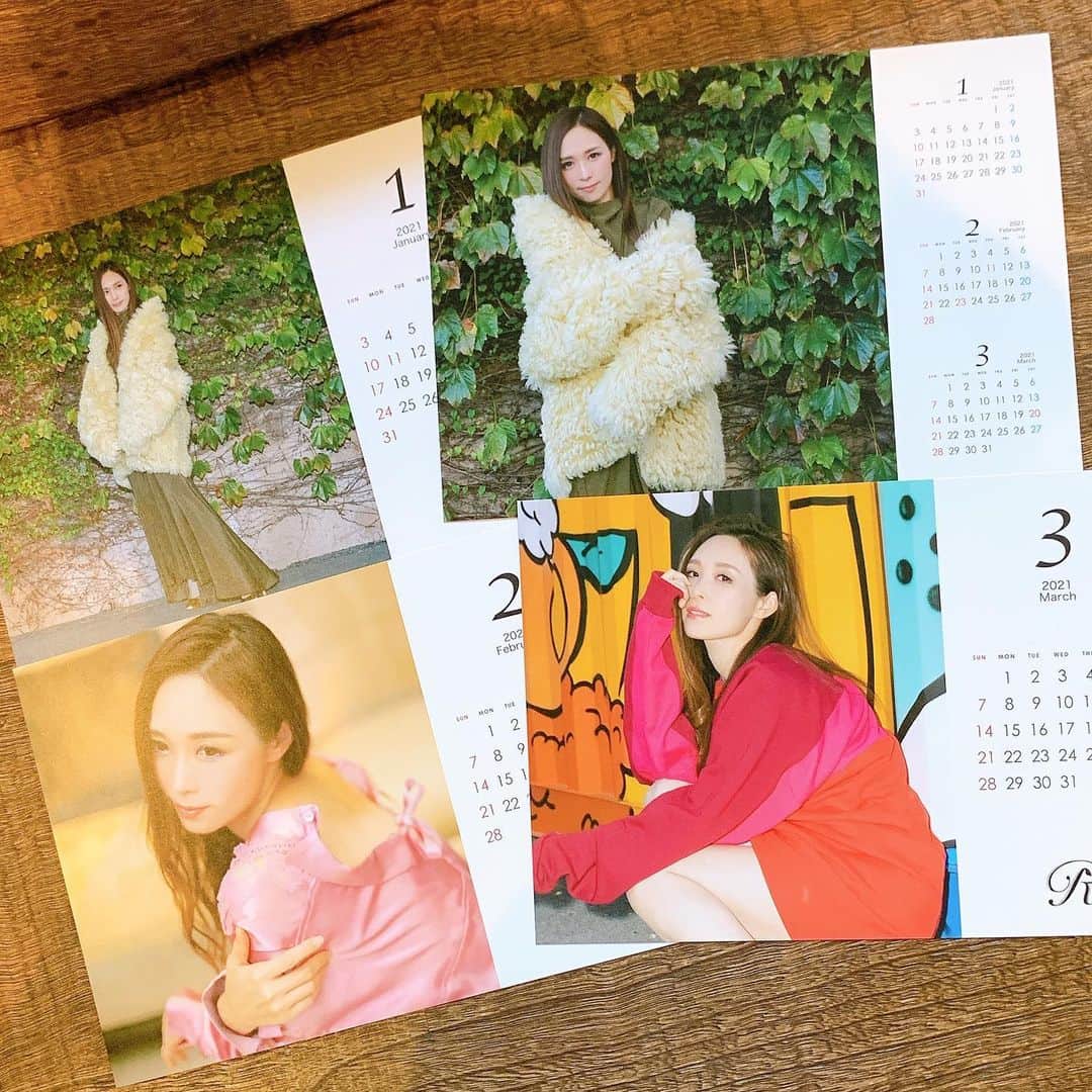 愛内里菜のインスタグラム：「明日12月1日﻿ 2021年Rカレンダーが﻿ お昼12時より販売開始になります‼️﻿ ﻿ 私のオフィシャルHPから販売です！﻿ https://rikakakiuchi.official.ec/﻿ ﻿ ﻿ 今年は1月スタート！！﻿ 例年4月スタートだったので、﻿ カレンダーが2つという状況になるかもしれませんが﻿ 別のお部屋で使用してもらえれば嬉しいなっ🤲😆﻿ ﻿ そして﻿ カレンダーですが﻿ 卓上タイプで3ヶ月ごとの販売となります！😌﻿ ﻿ 内容は﻿ 1月〜3月までの3枚と﻿ 3ヶ月分がひとつになったもの1枚の﻿ A5サイズの4枚が届きます🤲﻿ ﻿ カレンダーケースも﻿ 別売りでご用意してます😌﻿ ﻿ そして！12ヶ月を集めてもらうと﻿ 裏面が完成ー！！😆🌈﻿ ﻿ ぜひ1月からゲットしてもらえたら﻿ 嬉しいです❣️❣️﻿ ﻿ 📸カメラマン　ブーヤンさん﻿ 👗スタイリング　サチさん﻿ 💄ヘアメイク　ゆりっぺ﻿ 今回もいつもの﻿ 垣内倶楽部メンバーで💕﻿ いつもありがとうございます🙏❣️❣️❣️﻿ タグ付けしてます🤗﻿ ﻿ ﻿ Twitter﻿ @RRikakakiuchi﻿ ﻿ アルバム「Ring」﻿ 各配信サイトよりリリース！﻿ ﻿ R/垣内りかオフィシャルHPより﻿ WEBショップがオープン　﻿ ﻿ ✨活動20周年記念✨﻿ 😆YouTube開始！チャンネル登録よろしくね😆﻿ 愛内里菜改め「R〜アール」オフィシャルチャンネル﻿ ﻿ ﻿ 😆TikTokも開始！フォローよろしくね😆﻿ R_愛内里菜﻿ https://www.tiktok.com/@r_aiuchirina_official﻿  ﻿ ﻿ ﻿#カレンダー　#カレンダー2021 #撮影 #愛内里菜はRとして再始動﻿ #歌ってみた﻿ #Cover﻿ #ライブ﻿ #愛内里菜 改め#R として #歌手 再始動﻿ #垣内りか #垣内倶楽部 #バンド #バンド名 ﻿ #ライブハウス #ライブ #一体化 #絆 #盛り上がりたい #会いたい﻿ #感謝 #リスタート #アニバーサリー#20周年﻿ #YouTube﻿ #ユーチューバー#TikTok﻿」