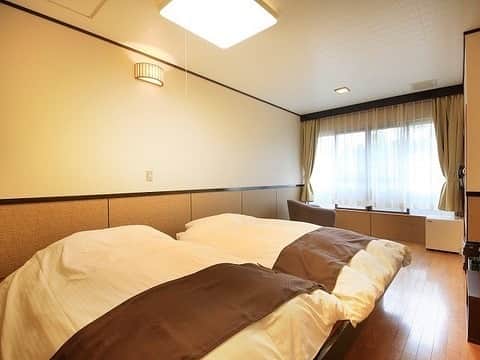 四季を愉しむ貸切温泉 ゆとりろ庵のインスタグラム：「お部屋紹介②~洋室ツイン~ . こちらはベッドを備えた洋室タイプのお部屋です。 3タイプある洋室の中ではお手頃価格でご宿泊頂けます。 . 敷き布団よりもベッド派の方でリーズナブルに箱根を楽しみたい方にオススメ😄 また、1階フロントそばのお部屋のため、館内のご移動がスムーズです⭐️ . <洋室ツイン> 全2室／定員:-2名／トイレ完備／バスなし . #ゆとりろ庵 #箱根 #強羅 #温泉旅行 #温泉 #hakone #gora #onsen♨️ #ゆと旅」