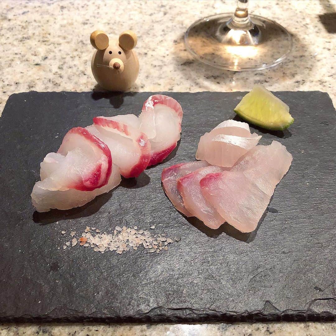榊山敬代のインスタグラム：「🐟🧂🍋… . タコさんにひきつづきまして いただきましたタイさんの巻  画像はいただいてから二日目 の模様にてシットリやわらか  この日はすこし甘みのある ロゼと共にピンク色まつり  ﾎﾟ…🌸🐟"" ・ ・ 🍁#休日の過ごし方 … ・ ・ ・　 ・ #おうちごはん 工夫 #おうち大好き #enjoyhome ・  ・  ・ #秋 #Autumn #食欲の秋 #頂き物 🙏#鯛 #Redsnapper #ご馳走  #夕食 #夜食 #dinner #おうちごはん  #おつまみ #タイ  #healthy #food #seafood #osashimi #お刺身  #antipasto #artist #kitchen #cooking #日本画家 の #お料理こんなもん」