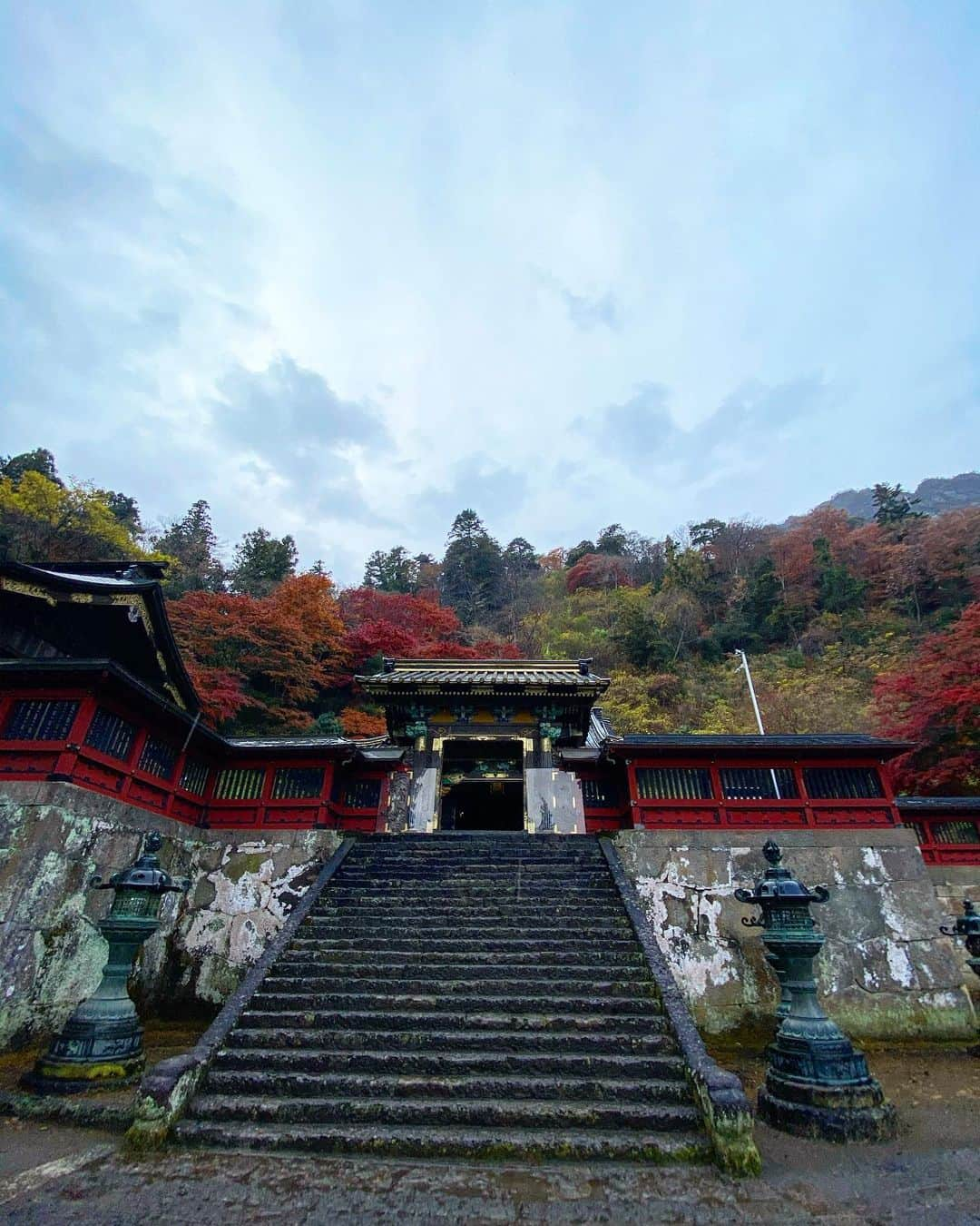 SHOCK EYEさんのインスタグラム写真 - (SHOCK EYEInstagram)「この神社に一目惚れしたのは、 この長階段✨ 切り立つ妙義山を背にした立派な権現造の本殿✨ ヤマトタケルが祀られてるのも、らしくて好きなところ。 三峯神社好きなら好きかもよ(^^) いつか妙義山にも登るぞー。  #妙義神社 #妙義山 #神社 #重要文化財」11月30日 10時53分 - shockeye_official