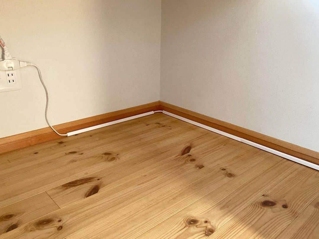 aco.さんのインスタグラム写真 - (aco.Instagram)「2020.11.30  ✔︎ 配線カバー を付けました  11月も終わりだというのに 早めに取り掛かろうと思っていた 大掃除が手付かず😂  何だか焦ってきたので 小さなことから始めることにしました  多分夏くらいにやろうと思って 買っていた#配線カバー  机の下の隅を掃除するついでに カバーを取り付けました  両面テープが付いているけど 我が家は木と塗り壁なので 上手く付く気がせず とりあえず固定してないままです  様子を見て不細工なら← マスキングテープでも貼って 両面テープかな（面倒くさい笑） . . 気になっていた ダイニングの椅子、息子の勉強机の椅子の脚のフェルトも貼り替えました  簡単なのに 面倒くさいベスト3に入りそうなコレ  見えない所だし 綺麗に剥がそうとするのをやめたら ずっと楽になりました （写真は割と綺麗なやつです😂） . . 娘が寝ている間に掃除や片付けをしますが おんぶでないと長く寝てくれないので 常におんぶで家事状態  配線コードを付けている時も 娘の頭を机で2回ほど打ってしまいました😂💦  そんなだから 余計に億劫になるんですが 今できる事をできる範囲で 頑張ろうと思います  エアコン掃除は 今年は業者さんに頼もうと思っています  贅沢かなぁと思うけど 数年前頼んだ時に驚きの汚さだったので 数年に一度は頼もうと 心に決めています！（大袈裟） . . . . . . #aco暮らしを整える .」11月30日 10時54分 - aco.chaaaaan