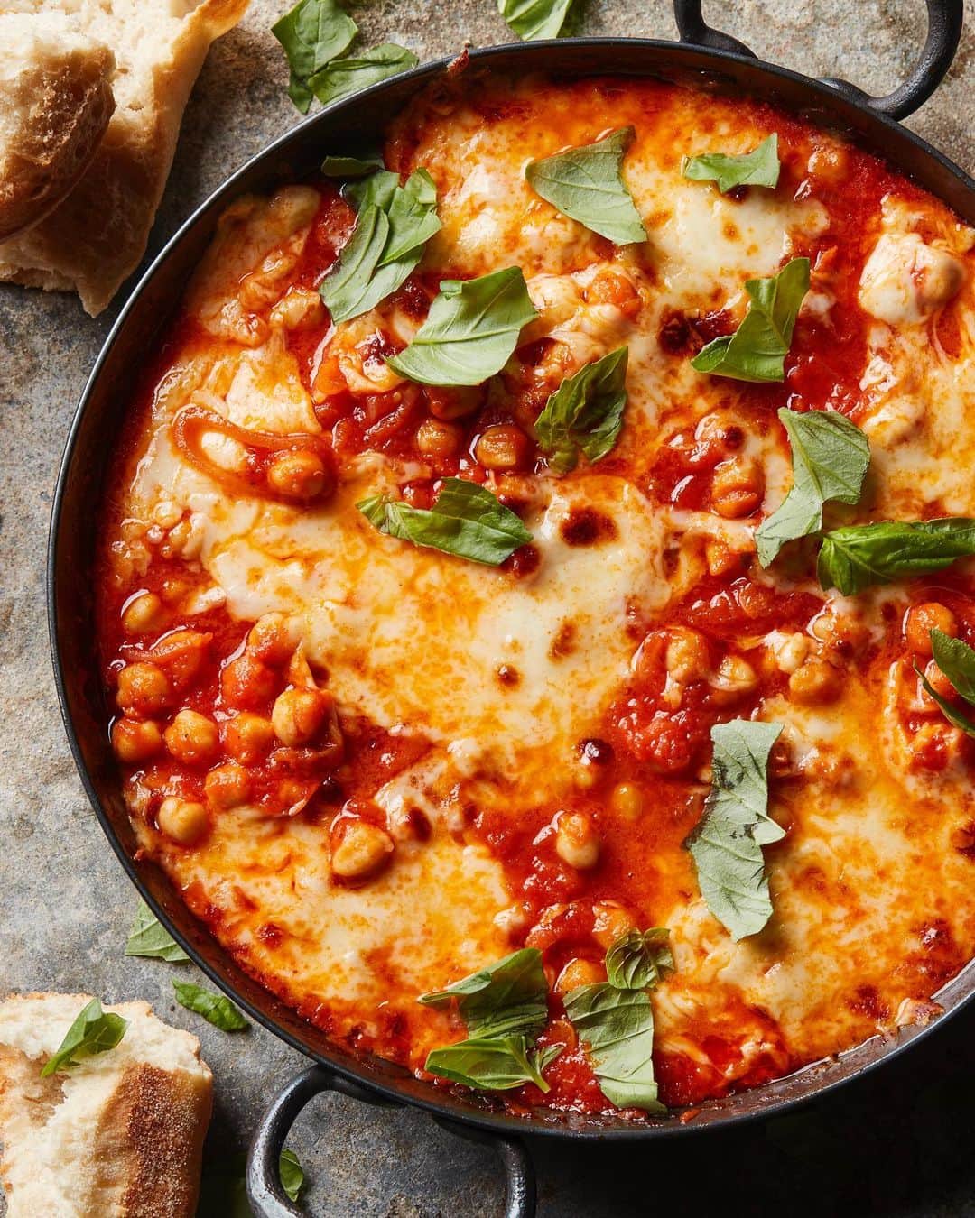 Gaby Dalkinのインスタグラム：「CHEESY 👏🏼 SKILLET 👏🏼 CHICKPEAS 👏🏼 legit one of my fav meals on earth and it’s on this weeks meal plan!! Grab this +5 other nights of dinners on the blog! Linked in my profile https://whatsgabycooking.com/meal-plan-week-49/」